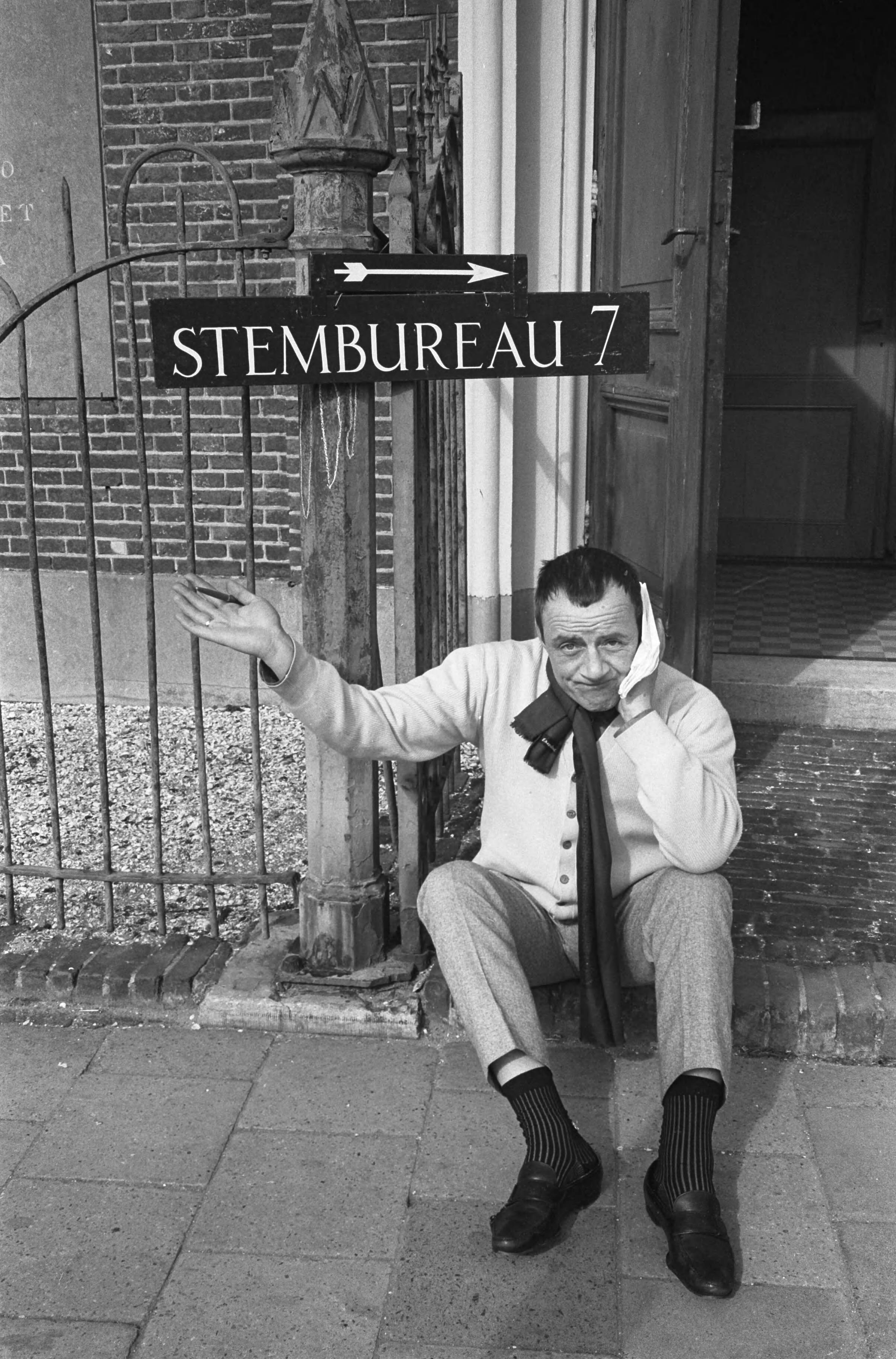 Fotocollectie Anefo — Johnny Kraaijkamp stemt in Zandvoort — Foto: Pot, Harry / Anefo. Licentie: Set B: Rechtenvrij / Publiek Domein. Bron: Nationaal Archief. http://hdl.handle.net/10648/a9ffa094-d0b4-102d-bcf8-003048976d84
