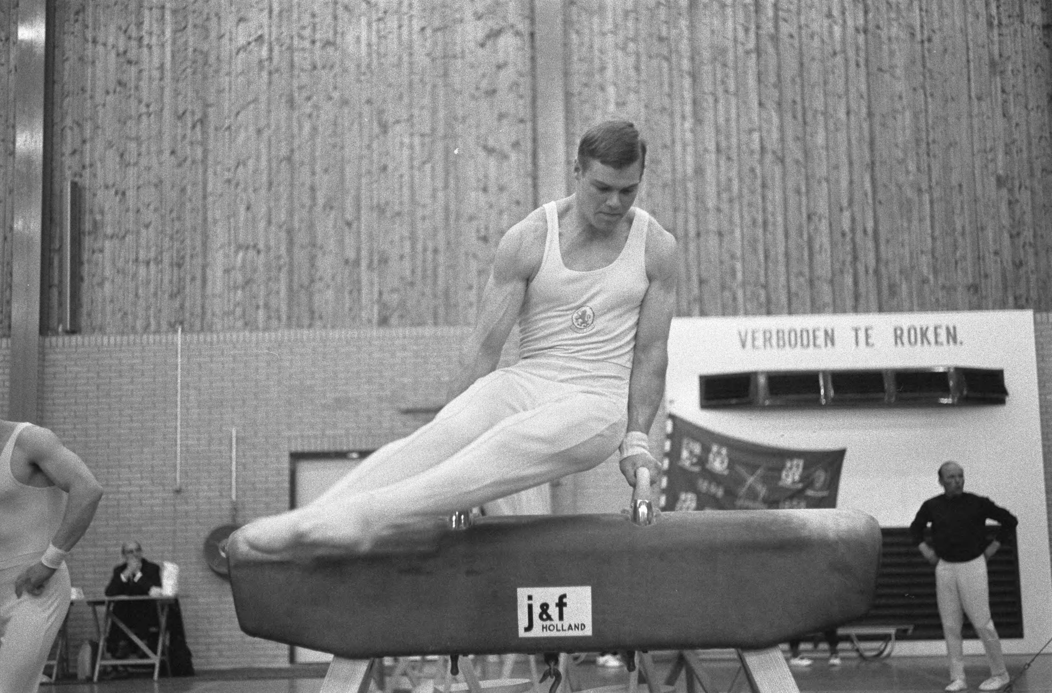 Fotocollectie Anefo — Nationale Kampioenschappen Turnen voor Heren te Krommenie Hans Gunneman in aktie op paard werd tweede — Foto: Koch, Eric / Anefo. Licentie: Set B: Rechtenvrij / Publiek Domein. Bron: Nationaal Archief. http://hdl.handle.net/10648/ab63e3b4-d0b4-102d-bcf8-003048976d84