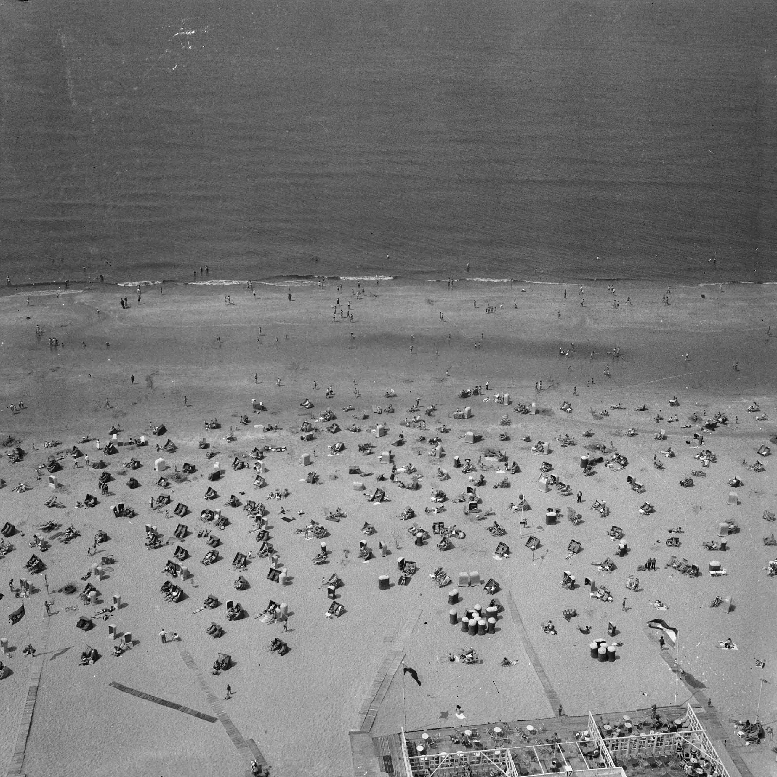 Fotocollectie Anefo — Zandvoort warmte — Foto: Nijs, Jac. de / Anefo. Licentie: Set B: Rechtenvrij / Publiek Domein. Bron: Nationaal Archief. http://hdl.handle.net/10648/aaee02ca-d0b4-102d-bcf8-003048976d84