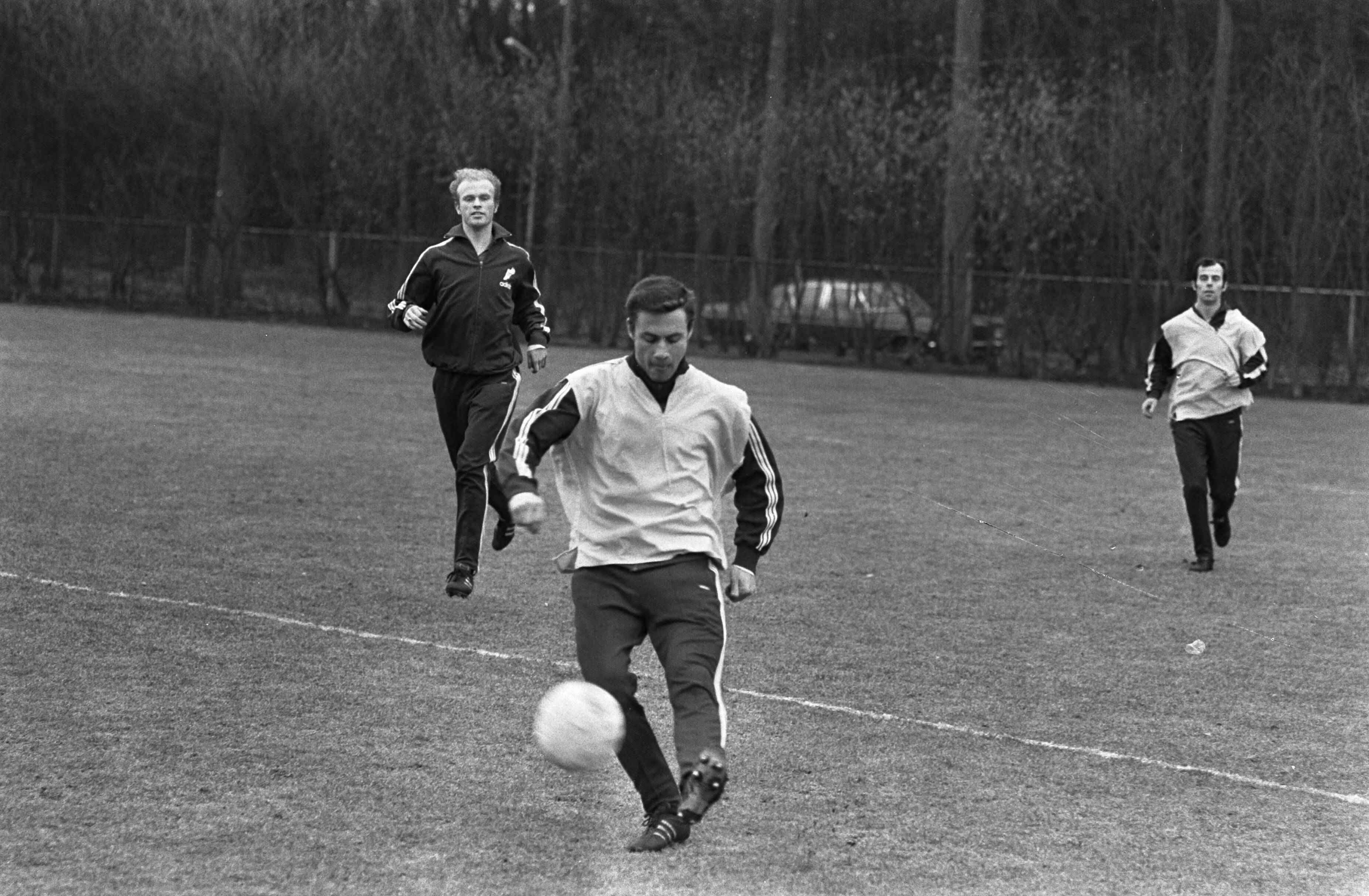 Fotocollectie Anefo — Elftal Feyenoord traint in KNVB-Sportcentrum Zeist voor wedstrijd tegen Vorwarts. Elftal traint — Foto: Evers, Joost / Anefo. Licentie: Set B: Rechtenvrij / Publiek Domein. Bron: Nationaal Archief. http://hdl.handle.net/10648/ab90ec7e-d0b4-102d-bcf8-003048976d84
