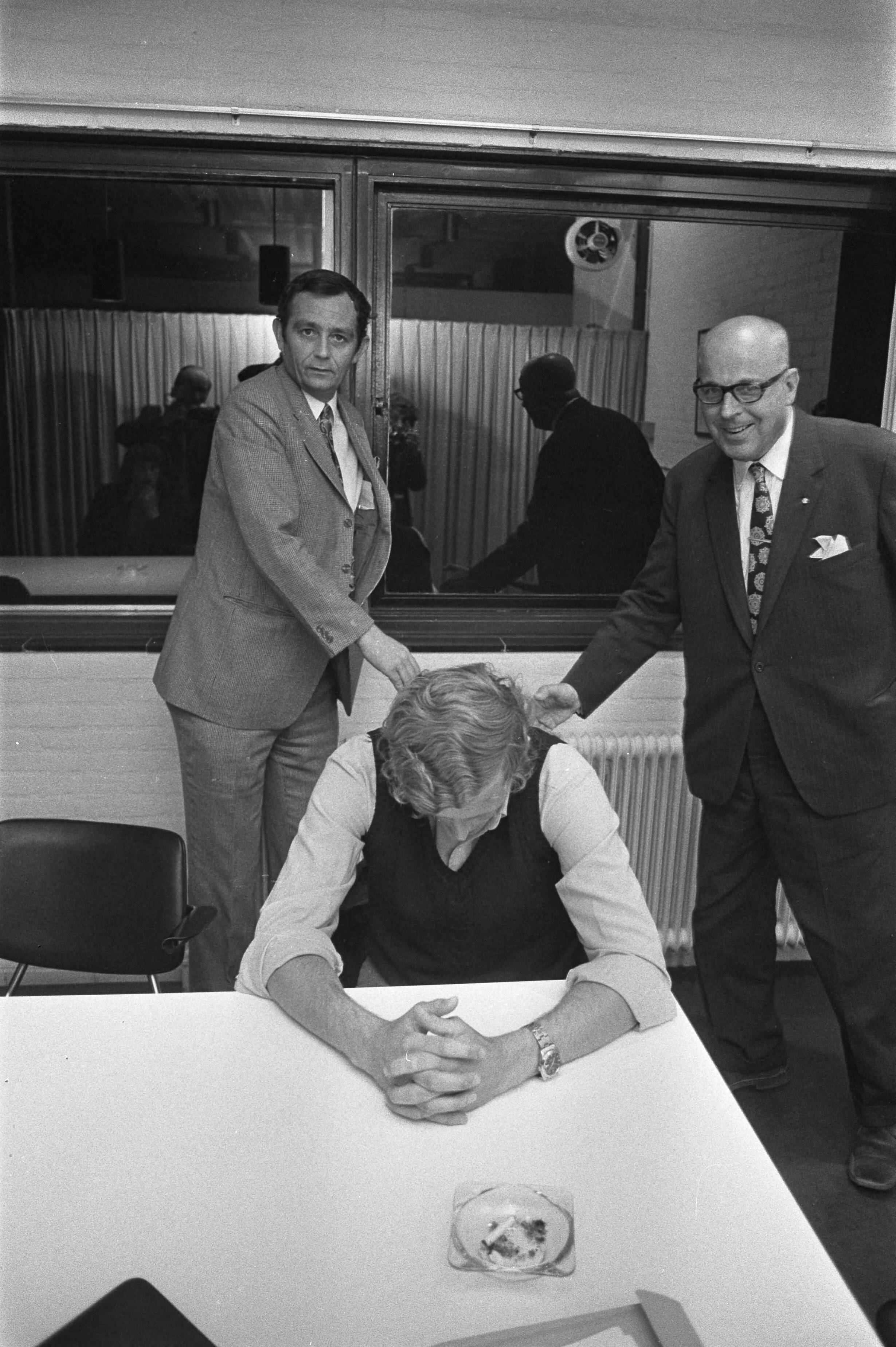 Fotocollectie Anefo — Piet Keizer (Ajax) en Hugo Hovenkamp (Groningen) voor tuchtcommissie KNVB te Zeist, Keizer zit voorover gebogen, achter hem scheidsrechter Hoppenbrouwer. — Foto: Verhoeff, Bert / Anefo. Licentie: Set B: Rechtenvrij / Publiek Domein. Bron: Nationaal Archief. http://hdl.handle.net/10648/abcf1904-d0b4-102d-bcf8-003048976d84