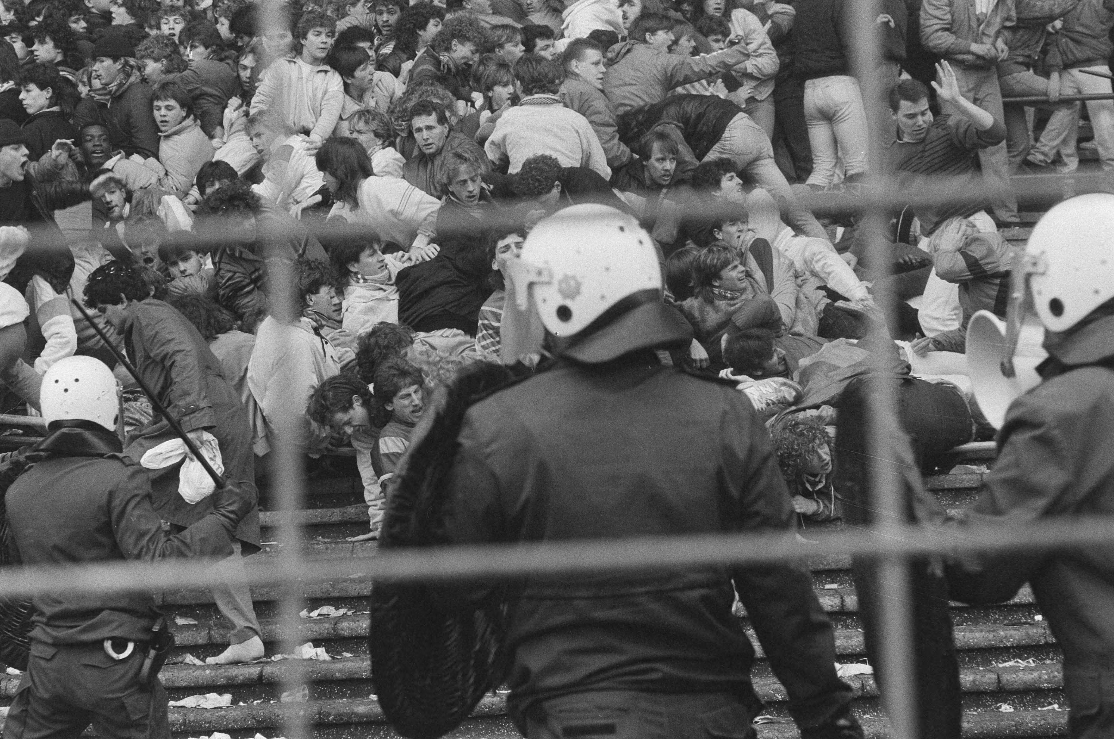 Fotocollectie Anefo — Supportersrellen tijdens Den Haag tegen Ajax in Den Haag ; ME komt tribunes op — Foto: Molendijk, Bart / Anefo. Licentie: Set B: Rechtenvrij / Publiek Domein. Bron: Nationaal Archief. http://hdl.handle.net/10648/ad5d5b3c-d0b4-102d-bcf8-003048976d84