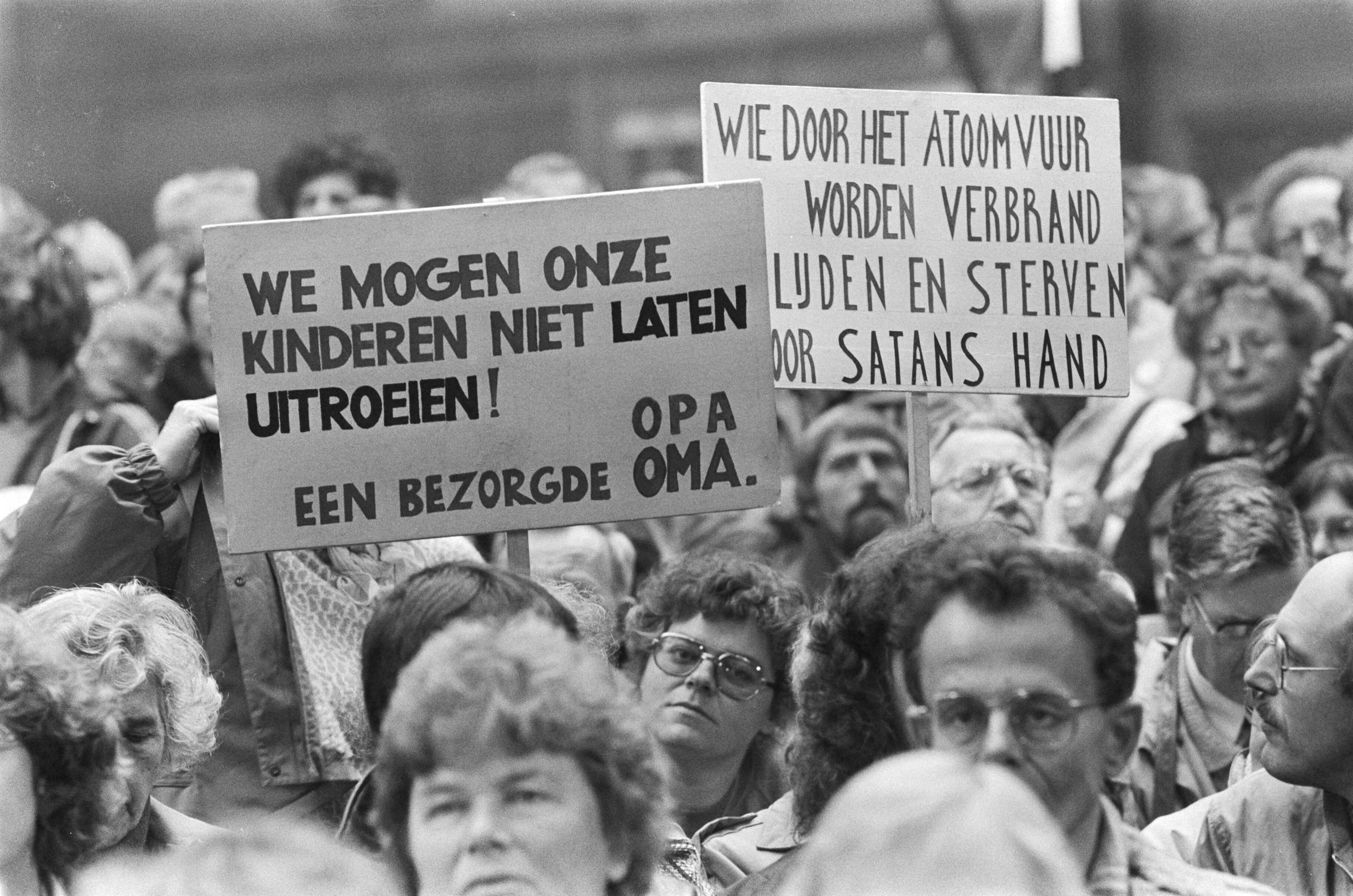 Fotocollectie Anefo — Slotmanifestatie volkspetitionnement in Den Haag ; de bijeenkomst — Foto: Croes, Rob C. / Anefo. Licentie: Set B: Rechtenvrij / Publiek Domein. Bron: Nationaal Archief. http://hdl.handle.net/10648/ad4c06fc-d0b4-102d-bcf8-003048976d84