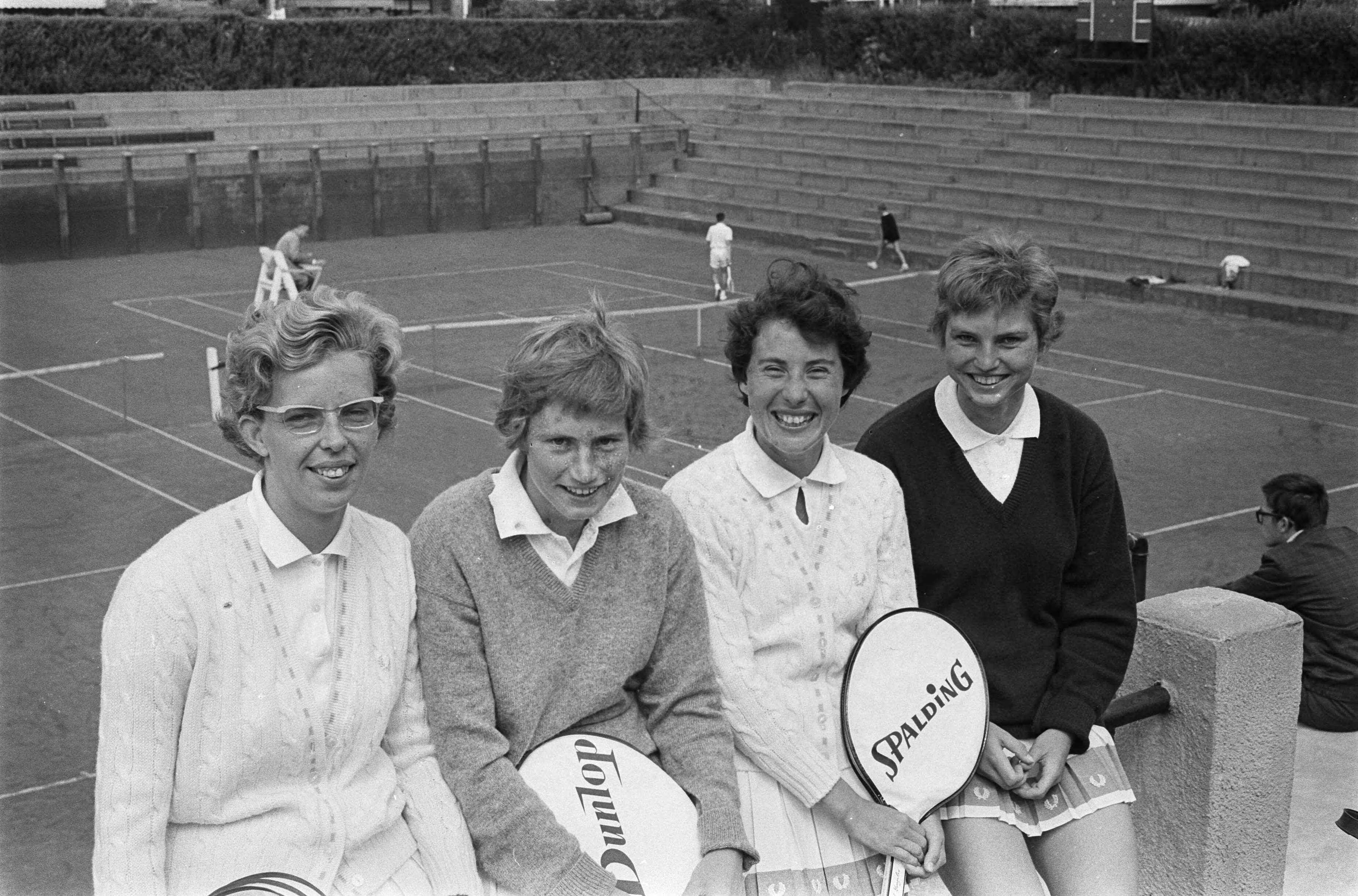 Fotocollectie Anefo — Op Haagse METS-banen zijn de Nationale tenniskampioenschappen 1963 begonnen. De vier geplaatste dames, vlnr. Jenny Ridderhof, Trudy Groenman , Eva de Jong-Duldig en Anja Lepoutre — Foto: Pot, Harry / Anefo. Licentie: Set B: Rechtenvrij / Publiek Domein. Bron: Nationaal Archief. http://hdl.handle.net/10648/aa428148-d0b4-102d-bcf8-003048976d84