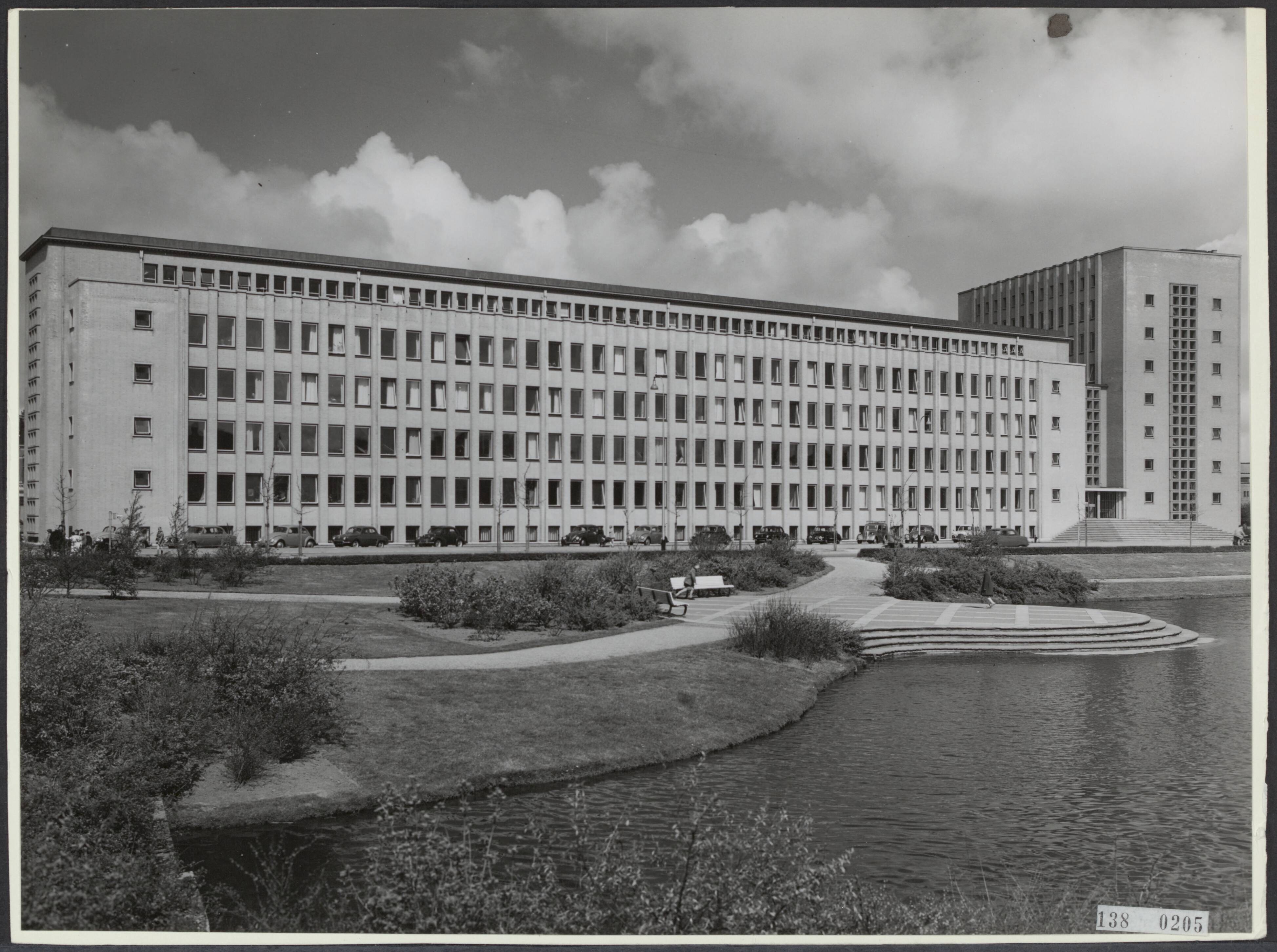 Rijksgebouwen — Rijksgebouwendienst Den Haag — Foto: Publicam / Hartemink, Piet. Licentie: Set B: Rechtenvrij / Publiek Domein. Bron: Nationaal Archief. http://hdl.handle.net/10648/af6cae14-d0b4-102d-bcf8-003048976d84