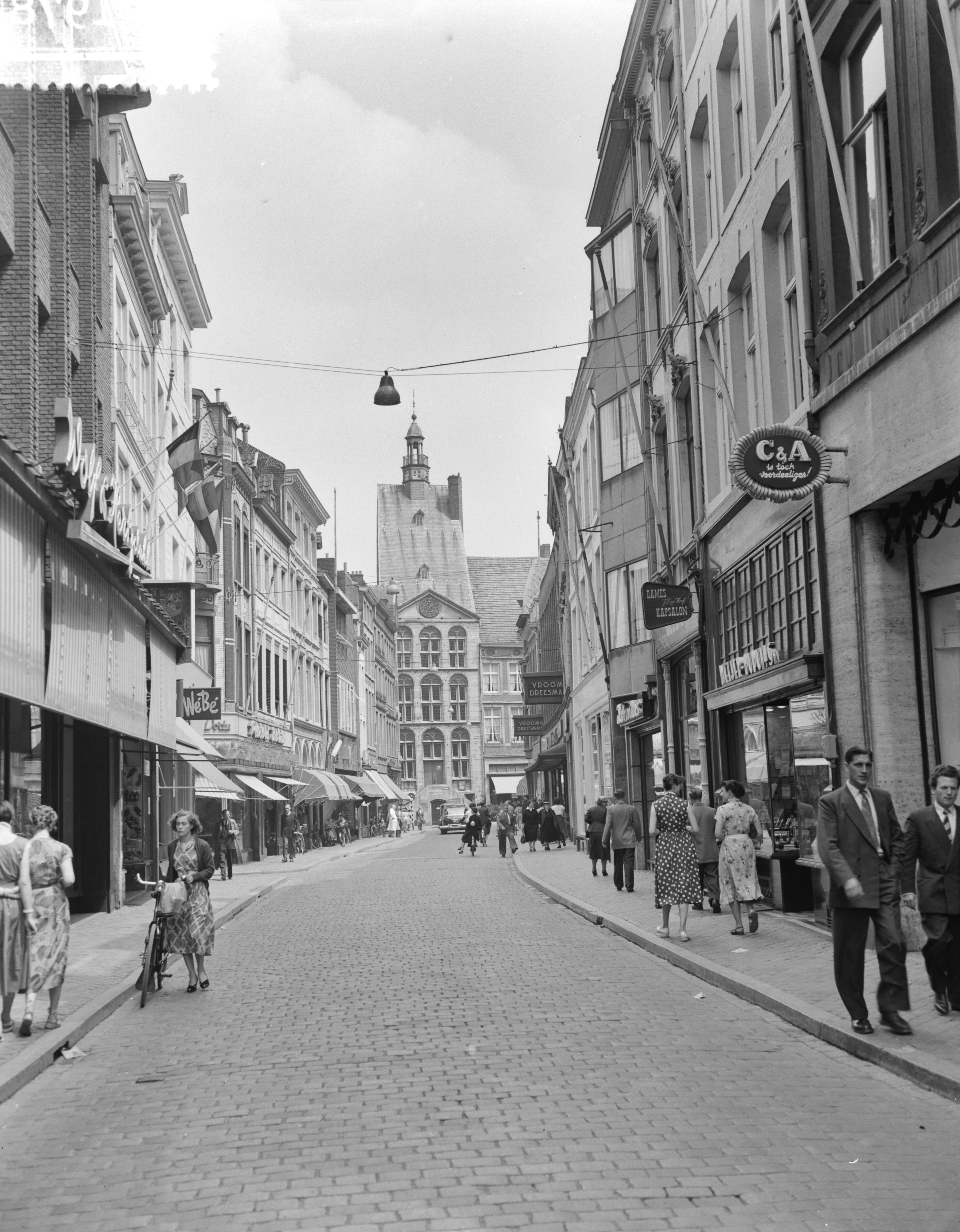 Fotocollectie Anefo — Stadsgezichten Maastricht. Grote Staat — Foto: Pot, Harry / Anefo. Licentie: Set B: Rechtenvrij / Publiek Domein. Bron: Nationaal Archief. http://hdl.handle.net/10648/a9371ade-d0b4-102d-bcf8-003048976d84
