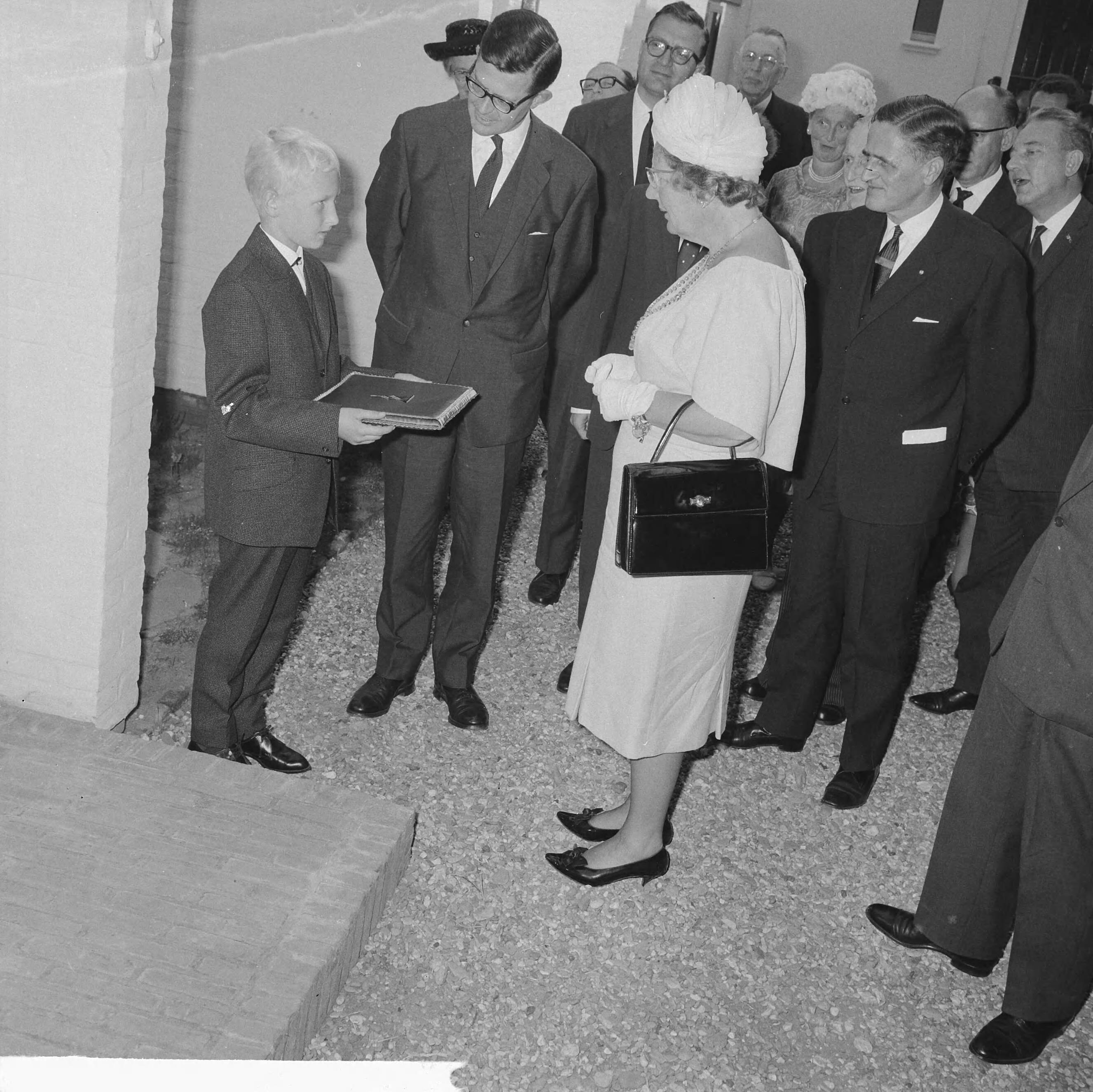 Fotocollectie Anefo — Koningin Juliana opent de Hemofiliekliniek in Huizen. Egon Spaargaren geeft haar de sleutel om gebouw te openen — Foto: Nijs, Jac. de / Anefo. Licentie: Set B: Rechtenvrij / Publiek Domein. Bron: Nationaal Archief. http://hdl.handle.net/10648/aa6eb27c-d0b4-102d-bcf8-003048976d84