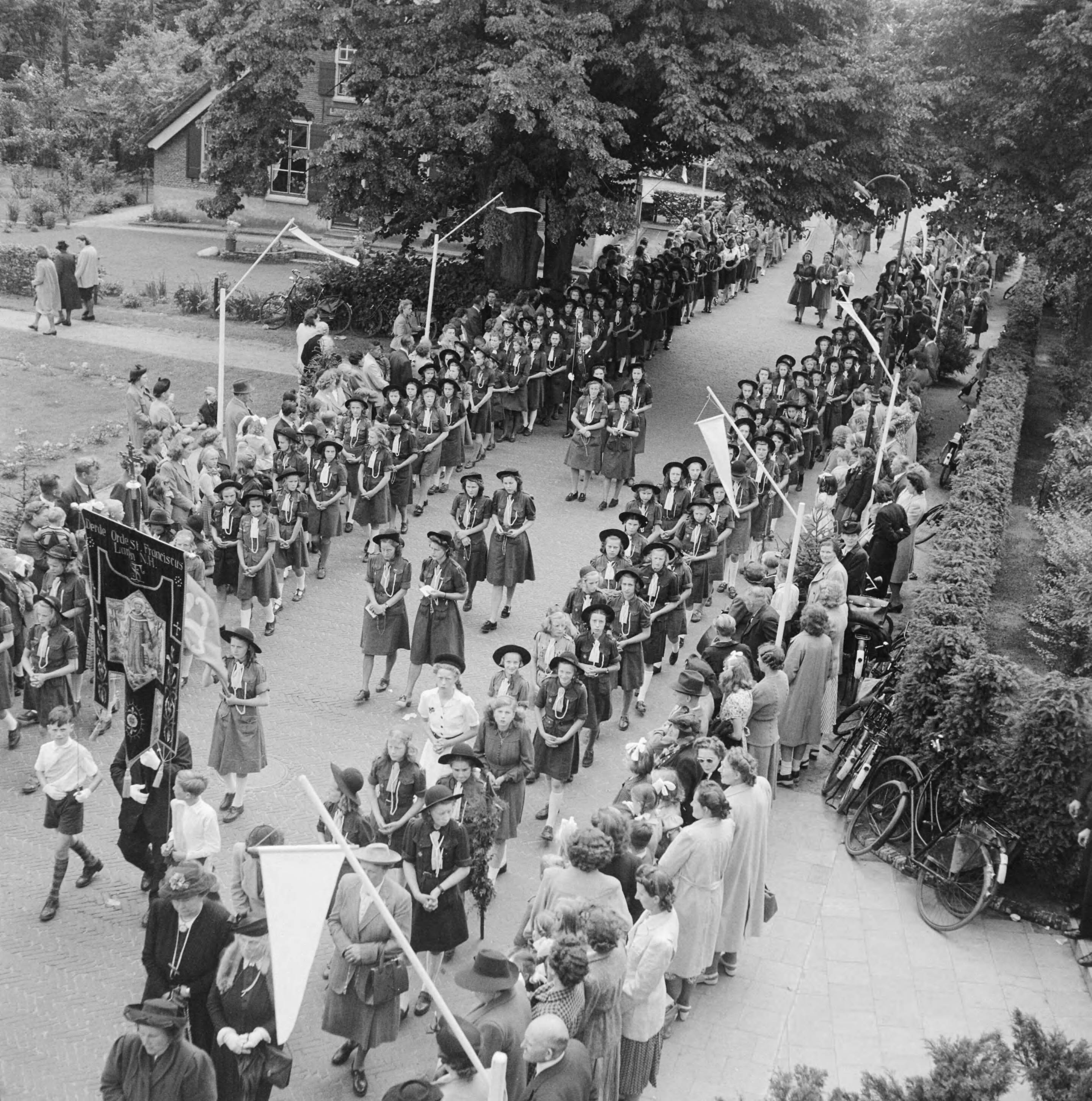 Fotocollectie Anefo — St. Jansprocessie te Laren — Foto: Oorschot, […] van / Anefo. Licentie: Set B: Rechtenvrij / Publiek Domein. Bron: Nationaal Archief. http://hdl.handle.net/10648/a8b883cc-d0b4-102d-bcf8-003048976d84