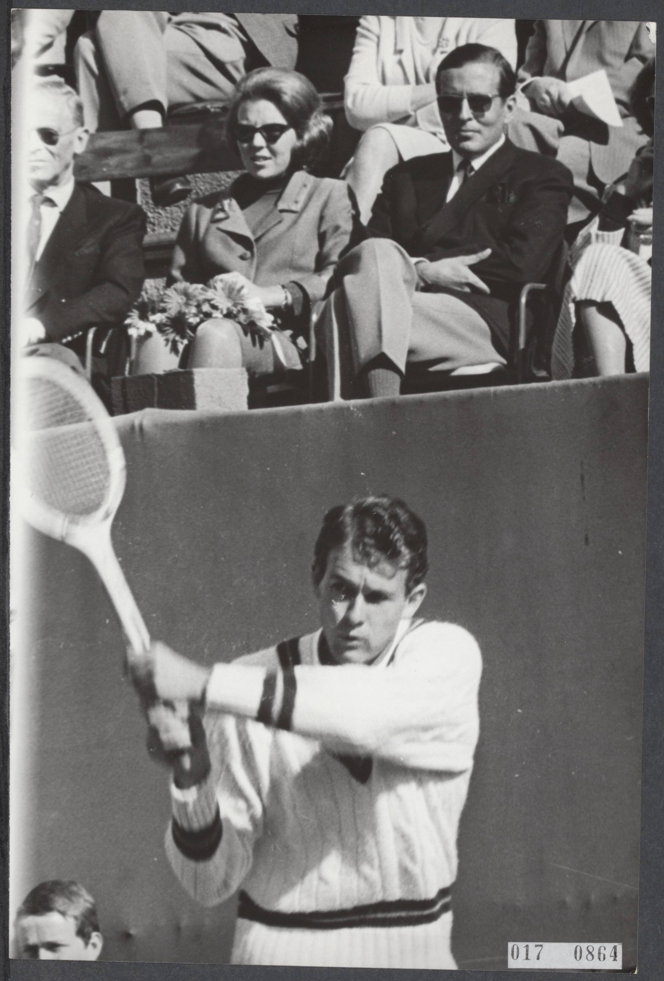 Fotocollectie Elsevier Binnenland — Prinses Beatrix en prins Claus waren aanwezig bij de Davis Cup wedstrijd Nederland - Zuid-Afrika. Op de voorgrond Cliff Drysdale met zijn dubbelhandige backhand — Foto: Fotograaf Onbekend / Anefo. Licentie: Set B: Rechtenvrij / Publiek Domein. Bron: Nationaal Archief. http://hdl.handle.net/10648/adbf3f6e-d0b4-102d-bcf8-003048976d84