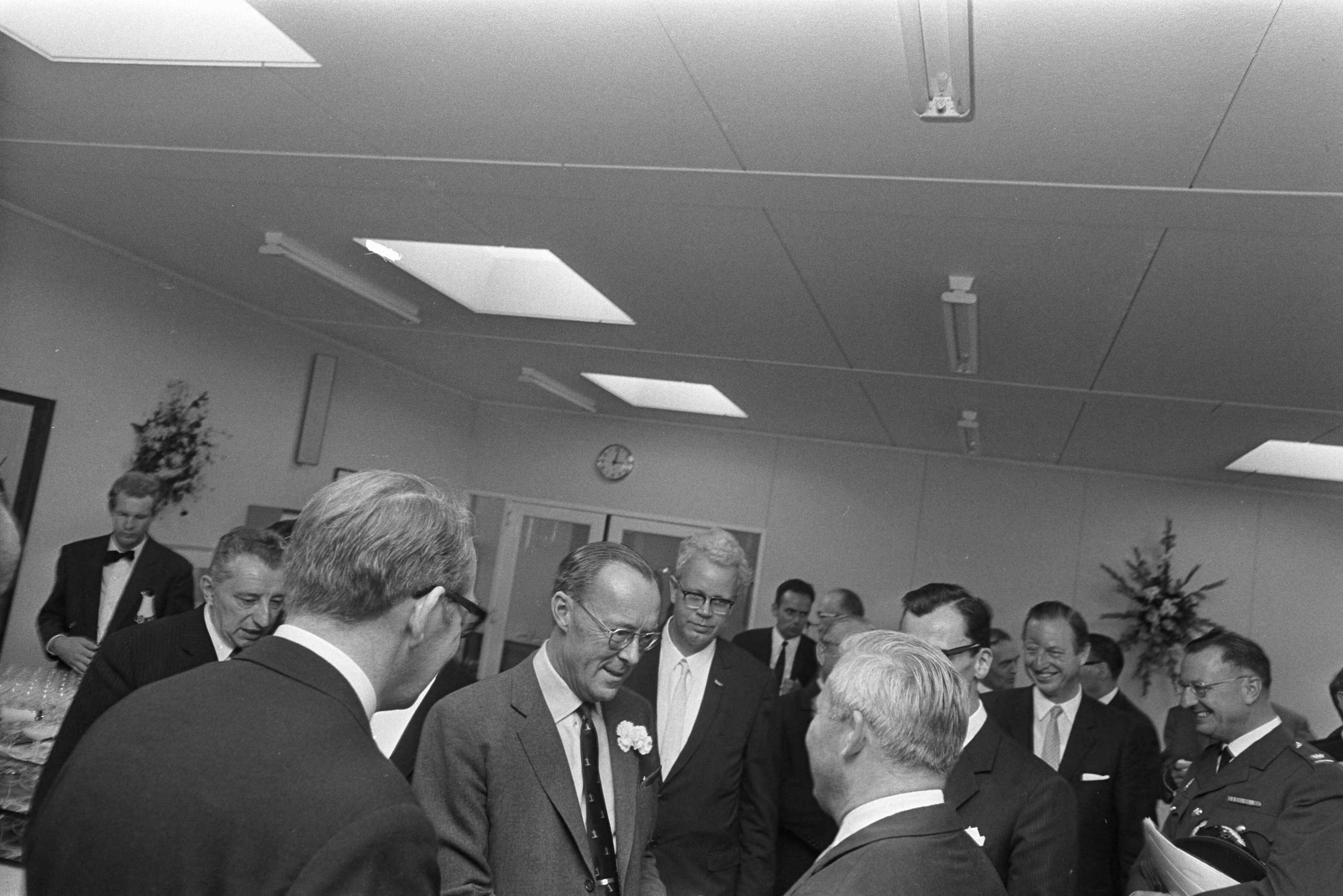 Prins Bernhard bezoekt Zeeland — De prins is in gesprek — Foto: Fotograaf Onbekend / Anefo. Licentie: Set B: Rechtenvrij / Publiek Domein. Bron: Nationaal Archief. http://hdl.handle.net/10648/ab4d6ada-d0b4-102d-bcf8-003048976d84