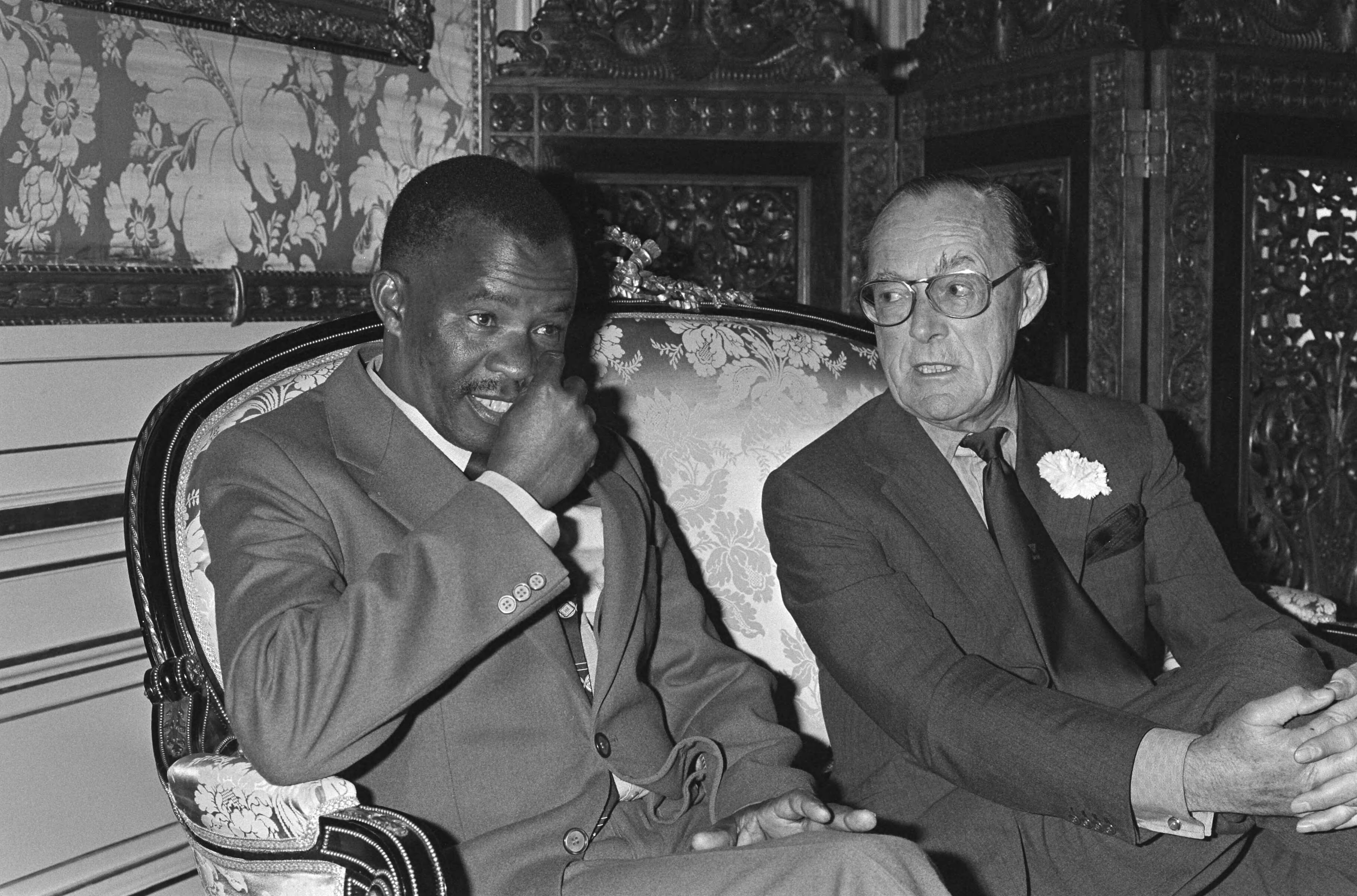 Fotocollectie Anefo — Prins Bernhard heeft in Paleis Lange Voorhout Den Haag Z. E. dr. Q. K. J. Masire van Botswana ontvangen, Berhard en Masire — Foto: Dijk, Hans van / Anefo. Licentie: Set B: Rechtenvrij / Publiek Domein. Bron: Nationaal Archief. http://hdl.handle.net/10648/acebc242-d0b4-102d-bcf8-003048976d84