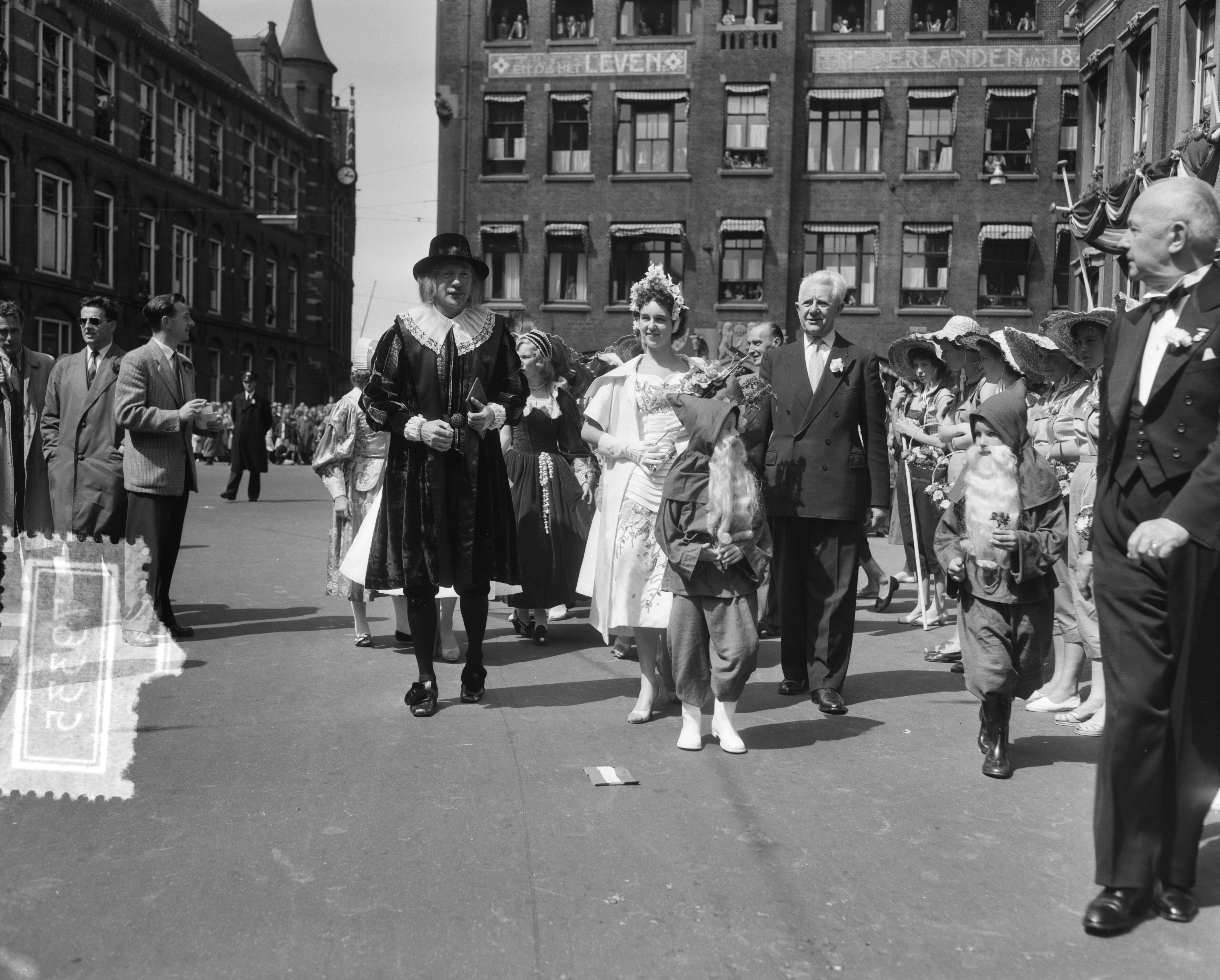 Fotocollectie Anefo — Bloemenkoningin Den Haag maak tocht door stad — Foto: Pot, Harry / Anefo. Licentie: Set B: Rechtenvrij / Publiek Domein. Bron: Nationaal Archief. http://hdl.handle.net/10648/a94cf28c-d0b4-102d-bcf8-003048976d84