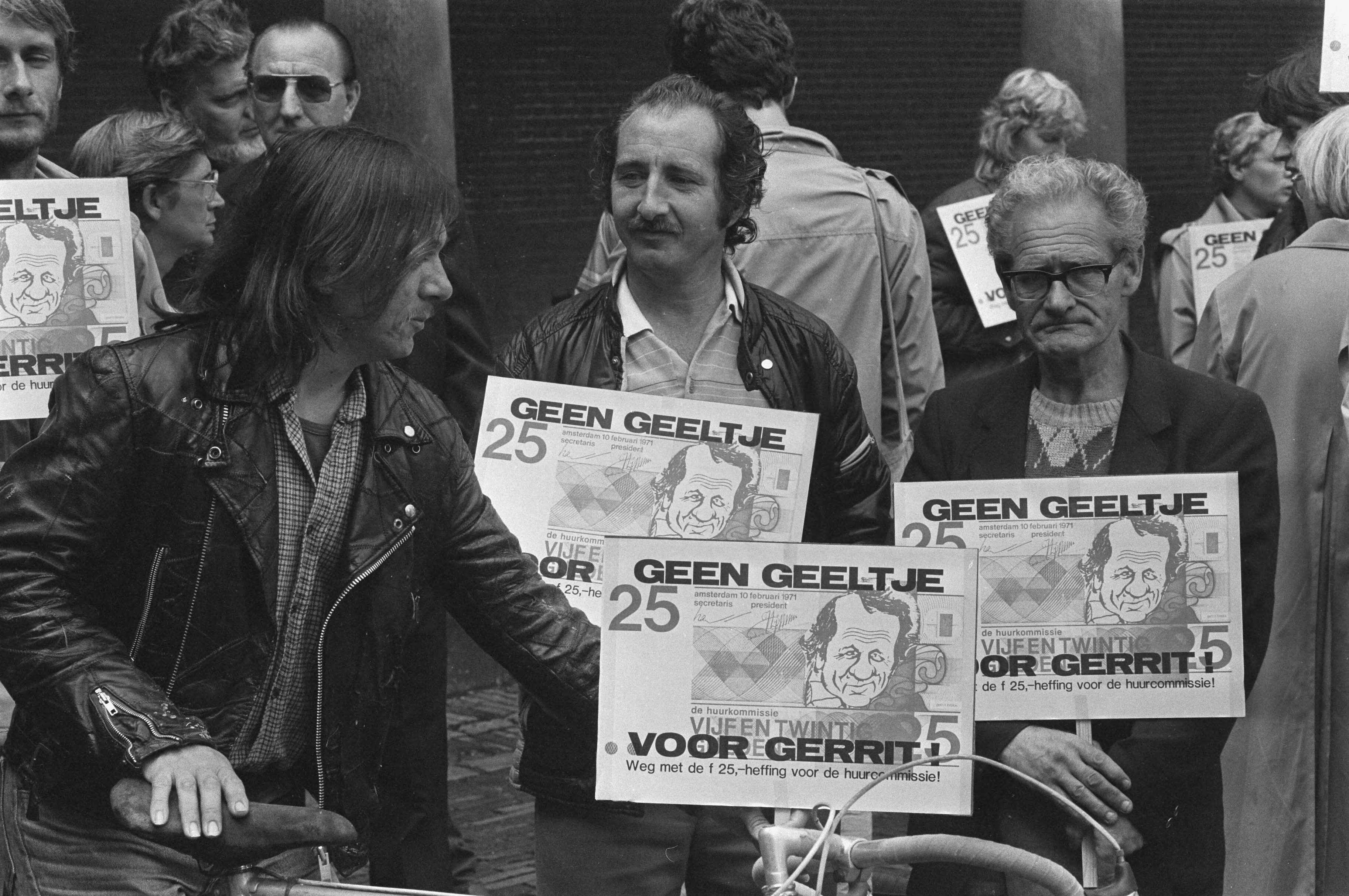 Fotocollectie Anefo — Protest van woonlastenoverleg NL tegen de invoering van de f. 25,-- heffing voor de huurcommissie in Den Haag — Foto: Croes, Rob C. / Anefo. Licentie: Set B: Rechtenvrij / Publiek Domein. Bron: Nationaal Archief. http://hdl.handle.net/10648/ad3d09ea-d0b4-102d-bcf8-003048976d84