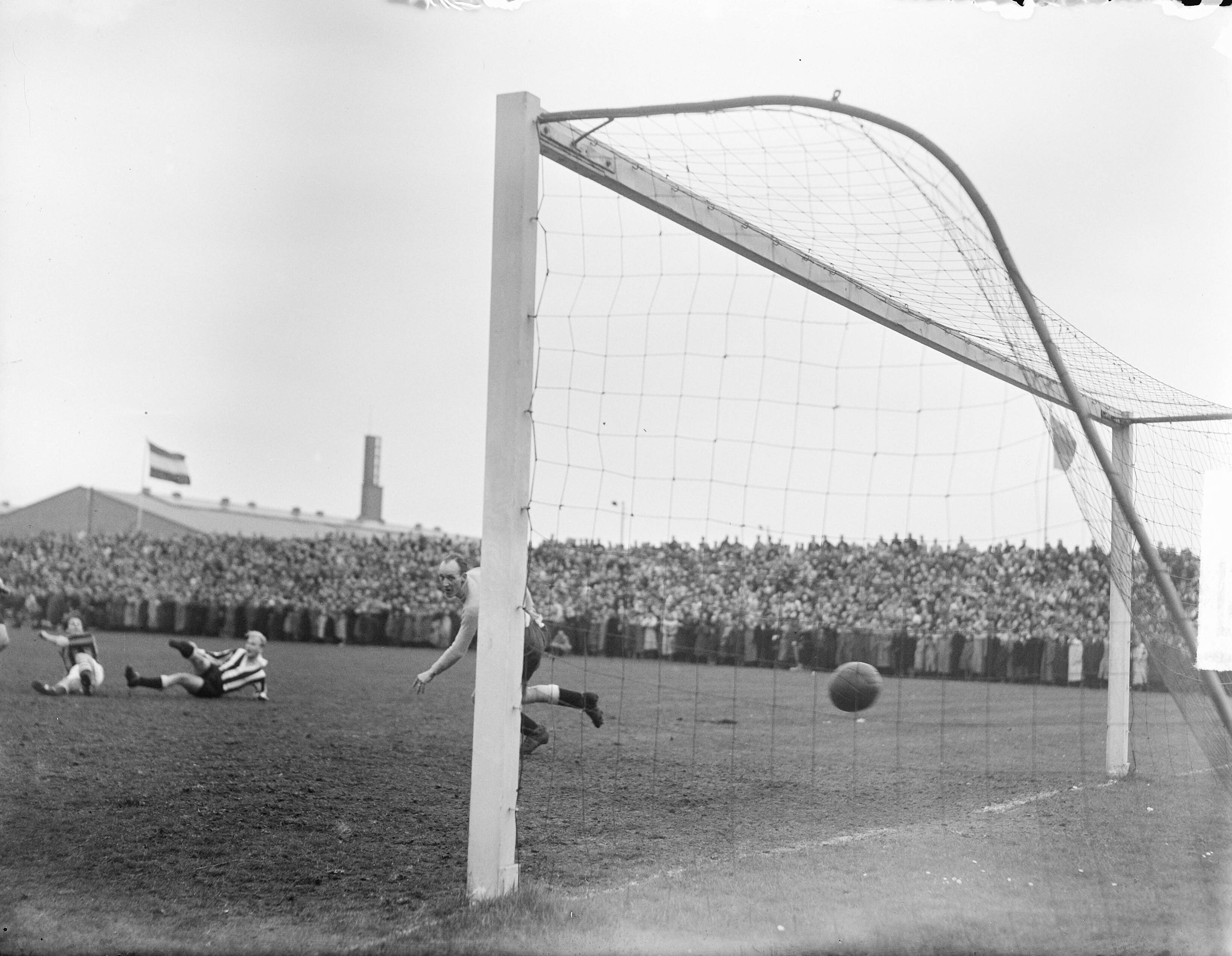Fotocollectie Anefo — Voetbal. DWS tegen Neptunus 2-0, Beslissingswedstrijd — Foto: Oorschot, […] van / Anefo. Licentie: Set B: Rechtenvrij / Publiek Domein. Bron: Nationaal Archief. http://hdl.handle.net/10648/a8d6ab54-d0b4-102d-bcf8-003048976d84