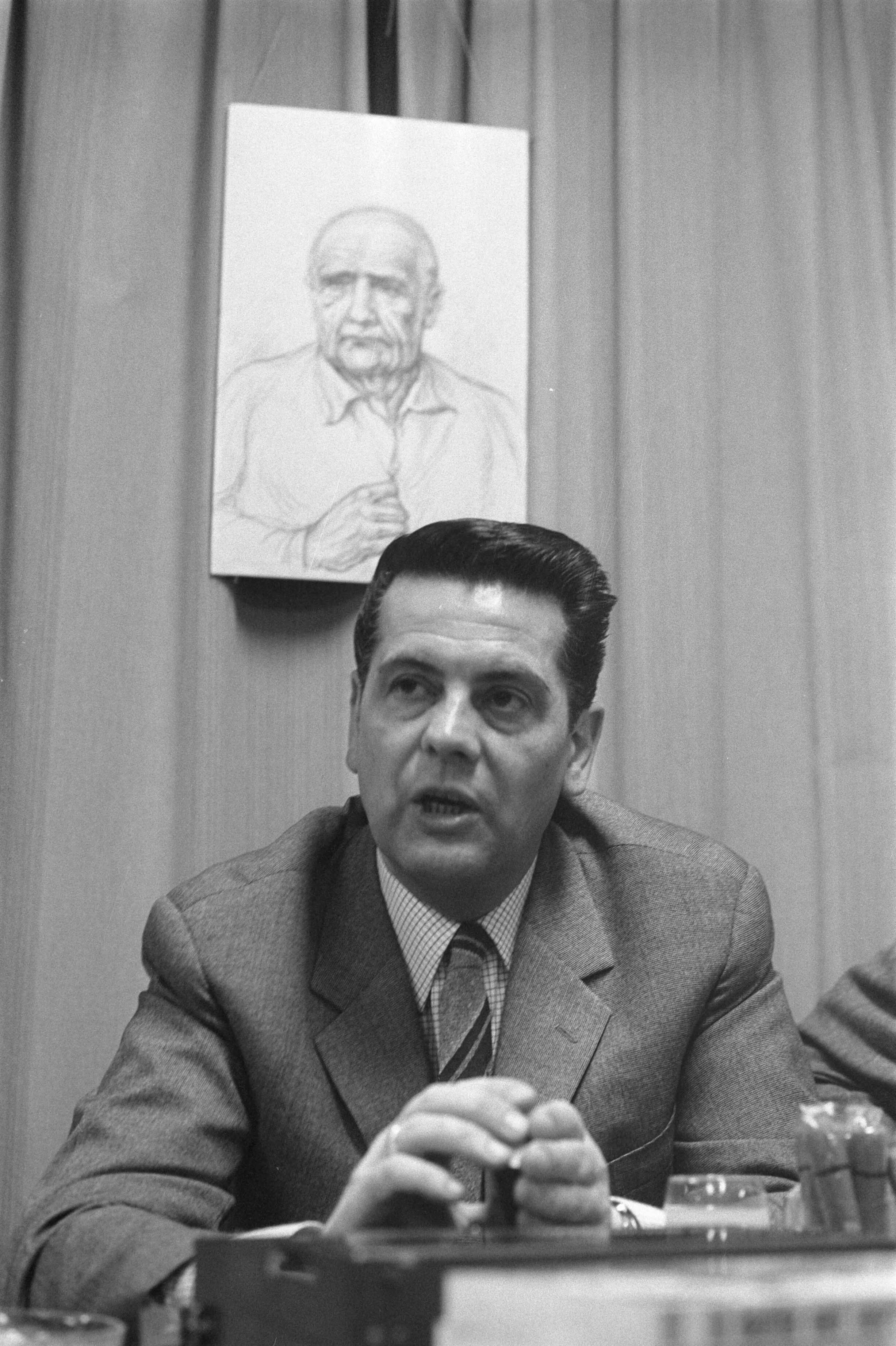 Fotocollectie Anefo — Boek "Ik leefde met Martin Bormann" uitgegeven door Uitgeverij Born, persconferentie Den Haag . Ex-SS-er Erich Karl Wiedwald vertelt dat Bormann nog leeft / — Foto: Verhoeff, Bert / Anefo. Licentie: Set B: Rechtenvrij / Publiek Domein. Bron: Nationaal Archief. http://hdl.handle.net/10648/ab815570-d0b4-102d-bcf8-003048976d84