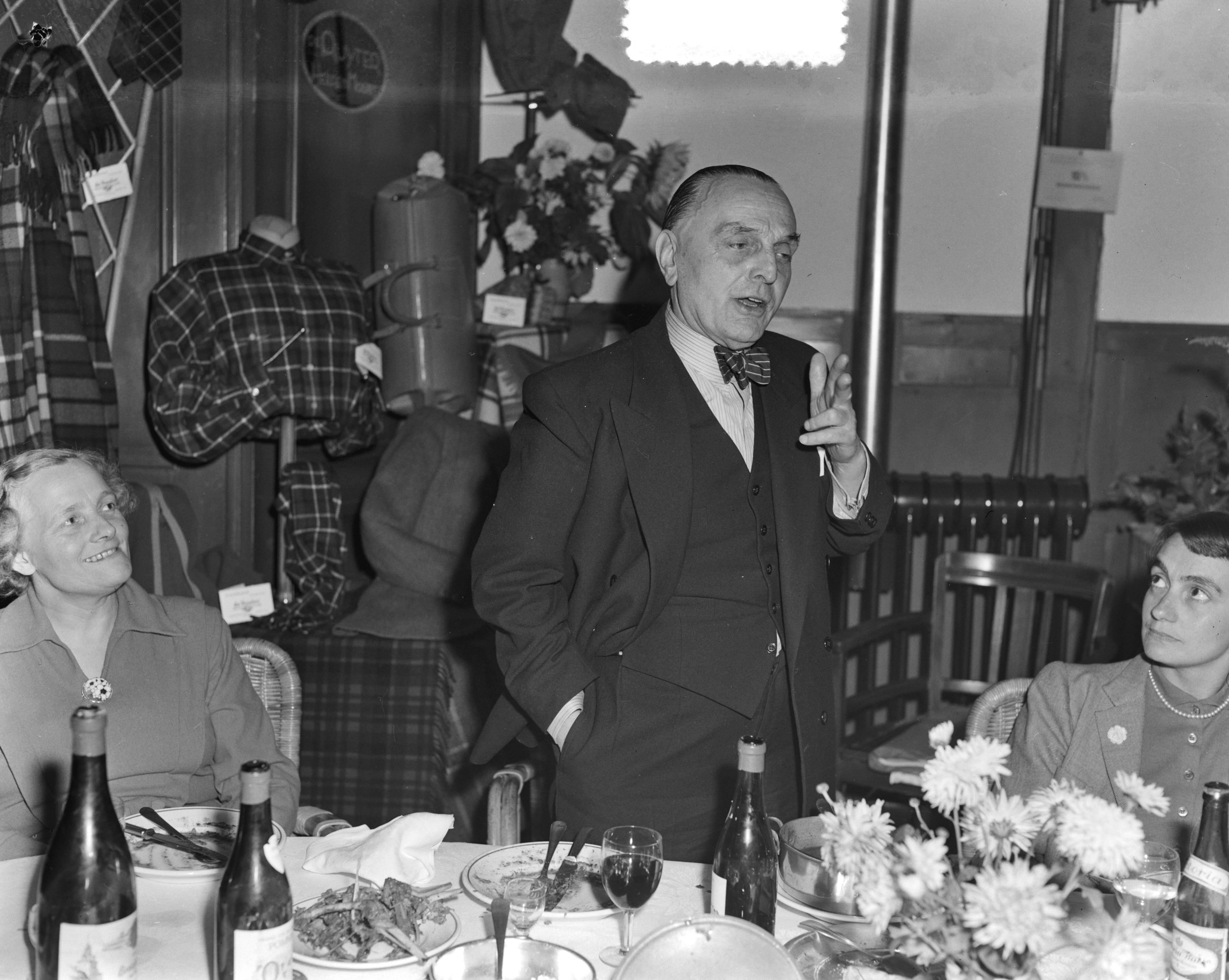 Fotocollectie Anefo — Jachtfeest 's-Graveland. Graaf van Limburg Stirum tijdens toespraak — Foto: Pot, Harry / Anefo. Licentie: Set B: Rechtenvrij / Publiek Domein. Bron: Nationaal Archief. http://hdl.handle.net/10648/a8f09c4e-d0b4-102d-bcf8-003048976d84