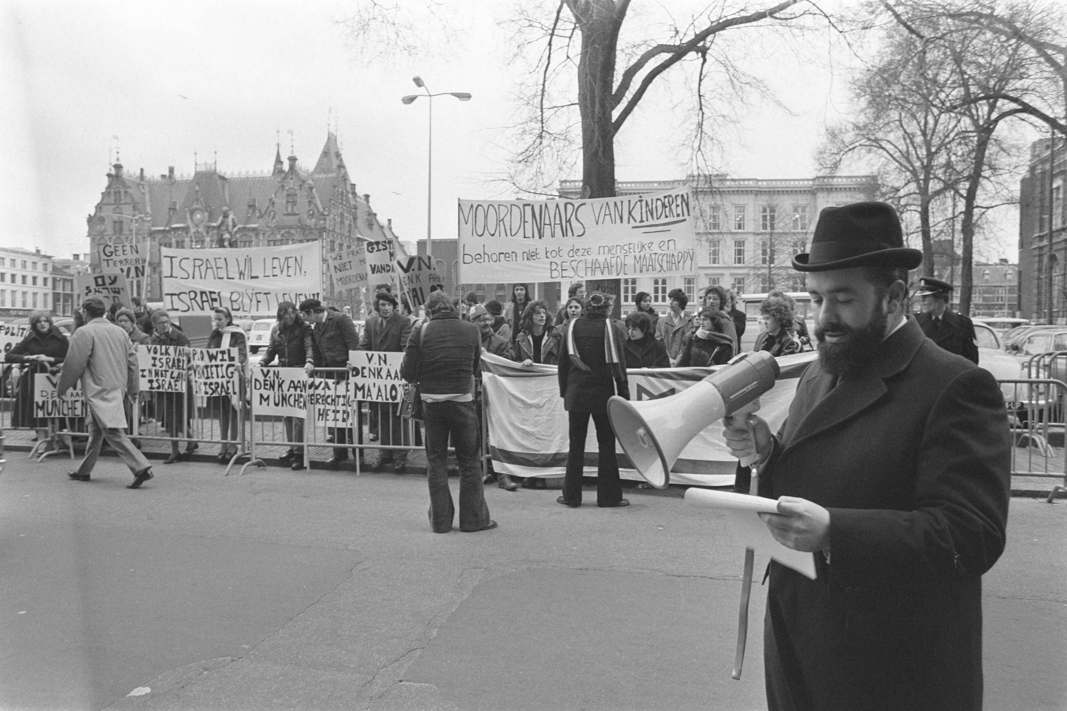 Fotocollectie Anefo — Zionistische Jeugdorganisatie demonstreren voor ministerie van BuiZa in Den Haag tegen deelneming van Jasser Arafat aan vergadering VN — Foto: Mieremet, Rob / Anefo. Licentie: Set B: Rechtenvrij / Publiek Domein. Bron: Nationaal Archief. http://hdl.handle.net/10648/ac5a6342-d0b4-102d-bcf8-003048976d84