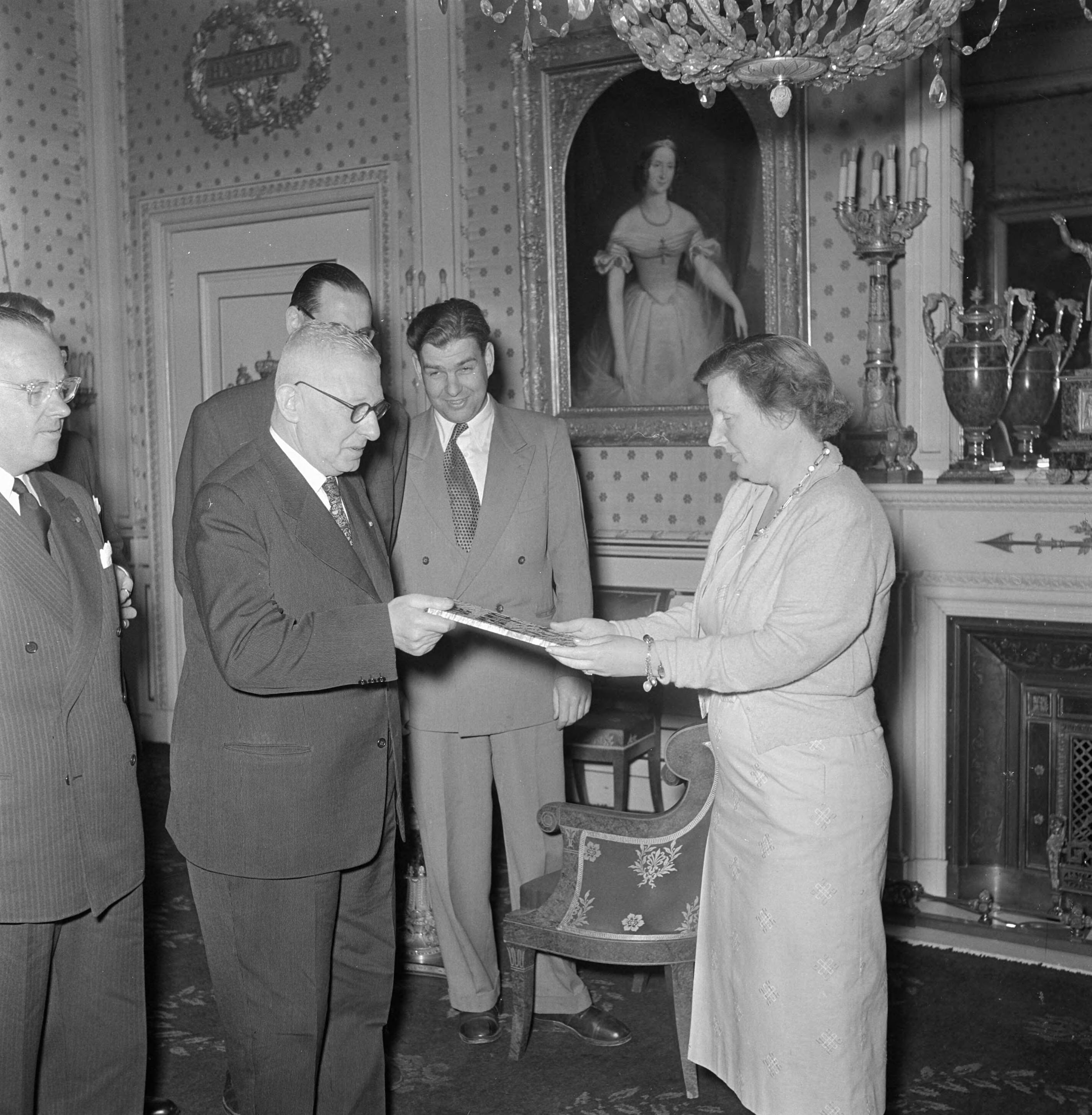 Fotocollectie Anefo — Soestdijk. Aanbieden Rampboek aan koningin Juliana — Foto: Noske, J.D. / Anefo. Licentie: Set B: Rechtenvrij / Publiek Domein. Bron: Nationaal Archief. http://hdl.handle.net/10648/a90a8f0a-d0b4-102d-bcf8-003048976d84