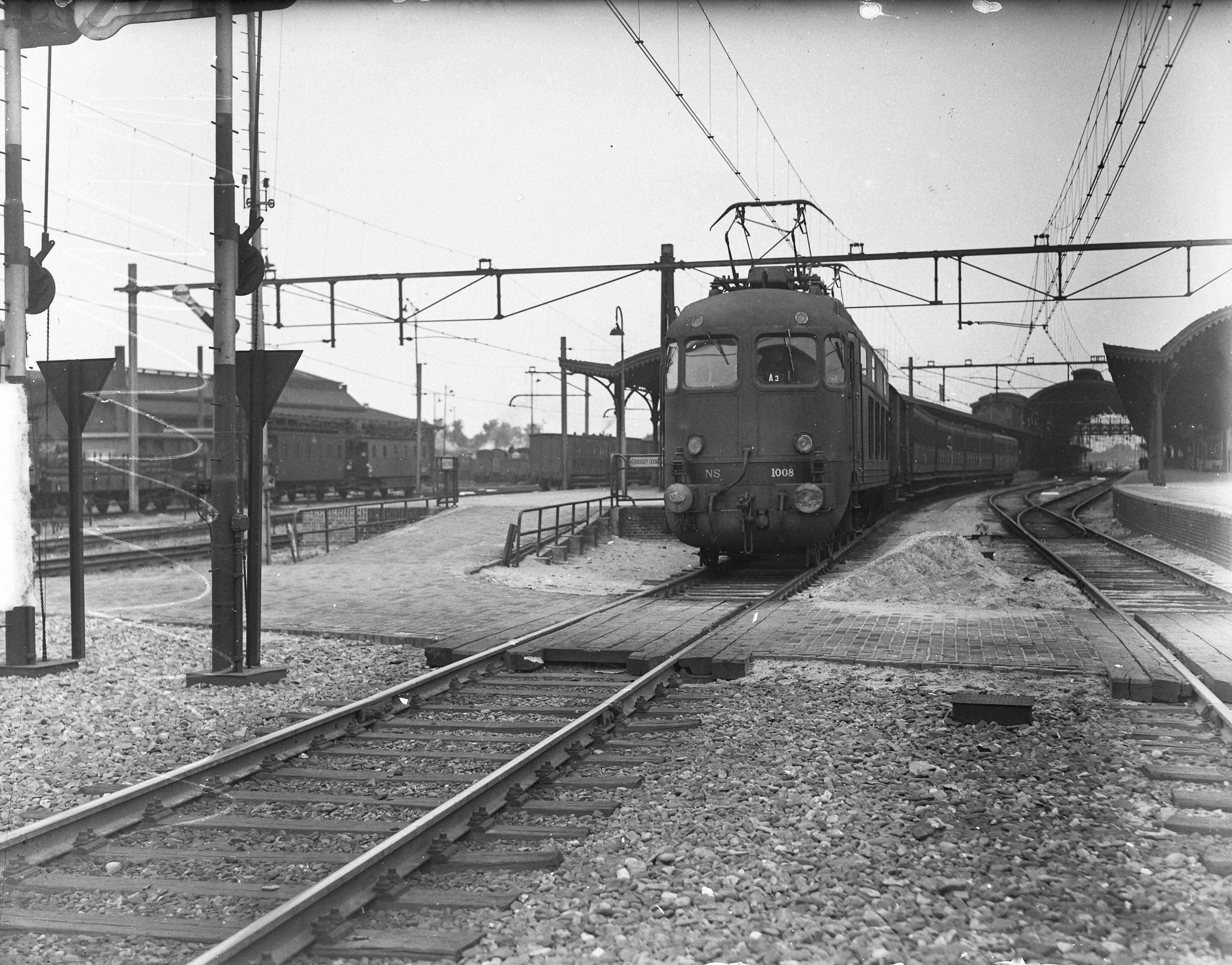 Fotocollectie Anefo — Gebr. Swaag , Den Haag — Foto: Oorschot, […] van / Anefo. Licentie: Set B: Rechtenvrij / Publiek Domein. Bron: Nationaal Archief. http://hdl.handle.net/10648/a8cdeeba-d0b4-102d-bcf8-003048976d84