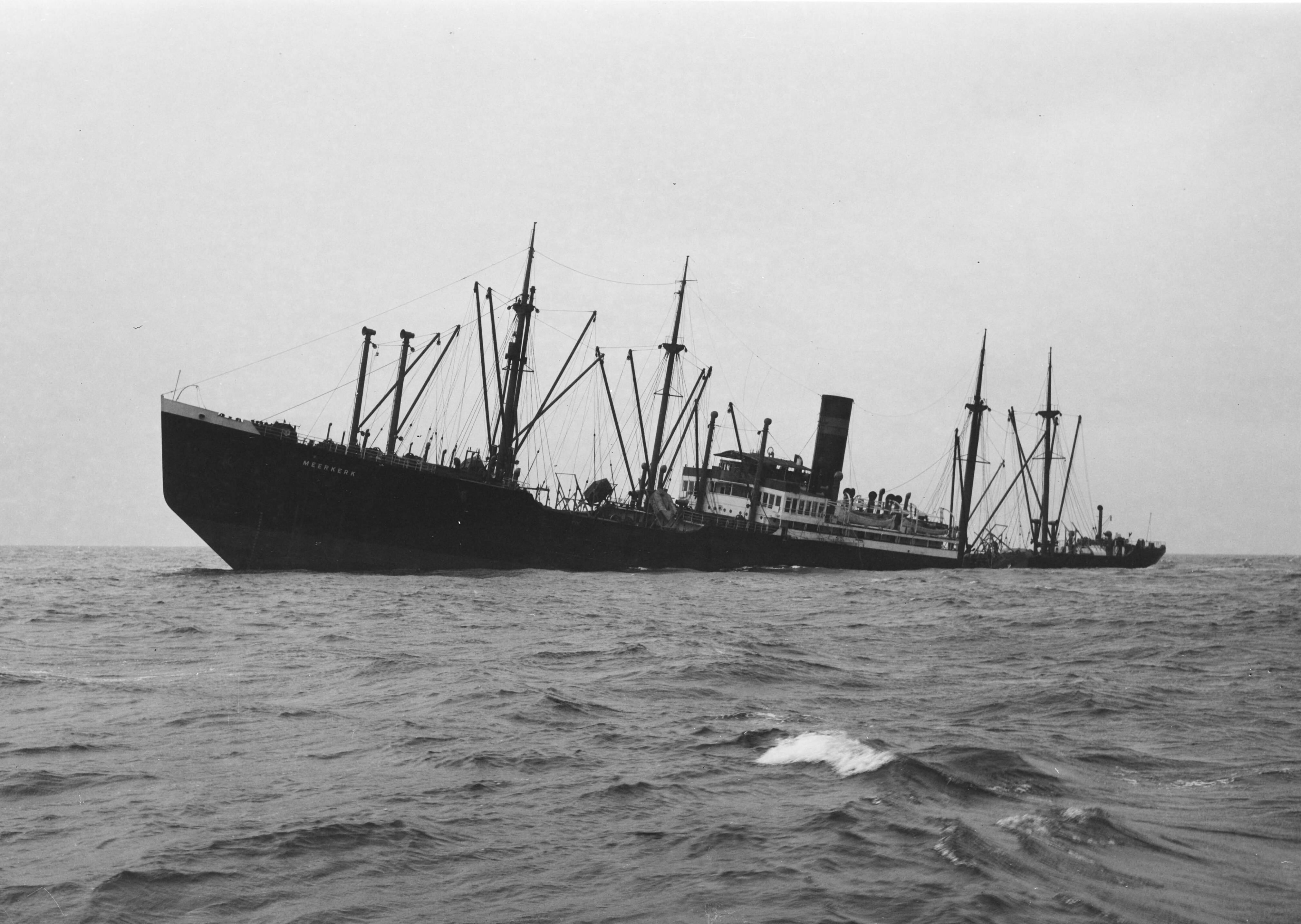 Fotocollectie Anefo — Wrak van het op zaterdag 14 juni 1946 bij Westkapelle op een mijn gelopen stoomschip "Meerkerk" — Foto: Fotograaf Onbekend / Anefo. Licentie: Set B: Rechtenvrij / Publiek Domein. Bron: Nationaal Archief. http://hdl.handle.net/10648/a89fa992-d0b4-102d-bcf8-003048976d84