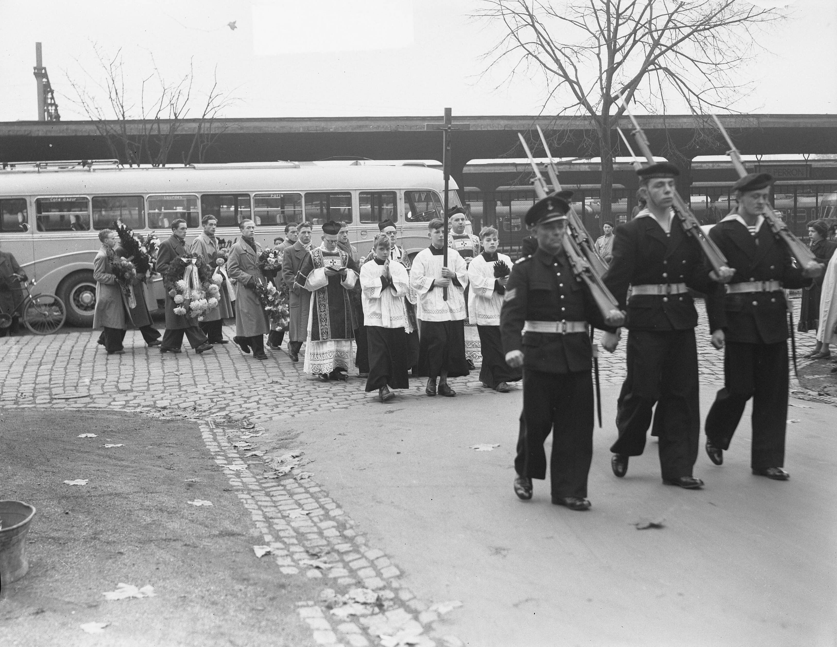 Fotocollectie Anefo — Maastricht. Uitvaart en begrafenis van stoker Braun van de Koninklijke Marine — Foto: Oorschot, […] van / Anefo. Licentie: Set B: Rechtenvrij / Publiek Domein. Bron: Nationaal Archief. http://hdl.handle.net/10648/a8e1f11c-d0b4-102d-bcf8-003048976d84