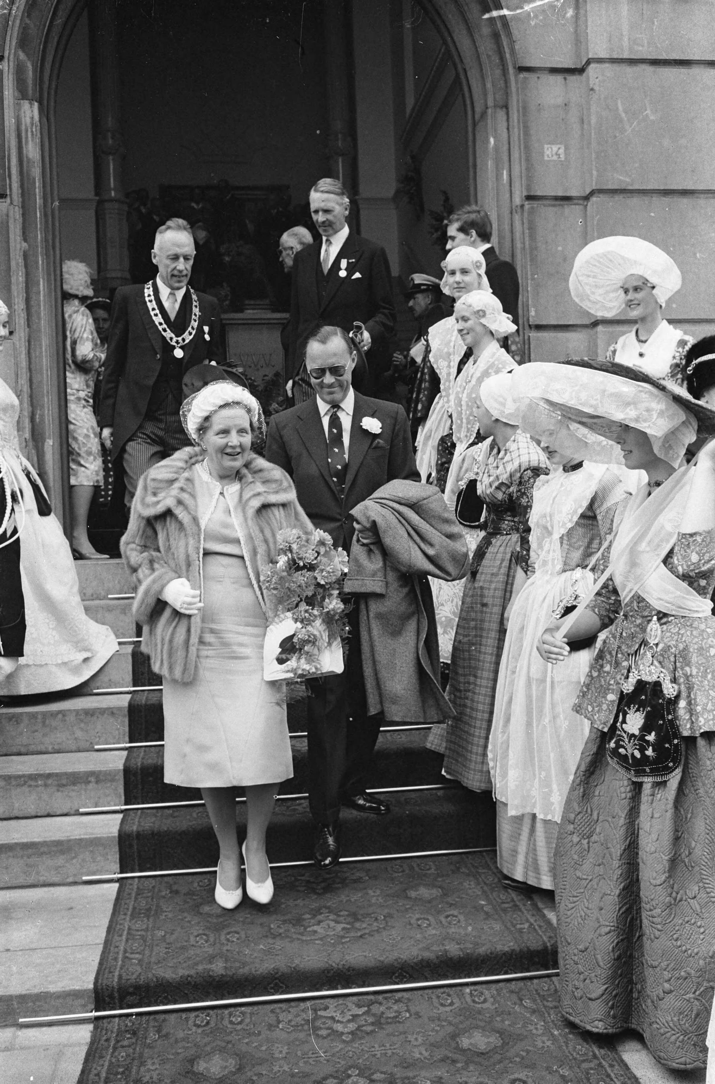 Koninklijk bezoek aan Groningen en Friesland (1962) — Koninklijk bezoek aan Leeuwarden — Foto: Pot, Harry / Anefo. Licentie: Set B: Rechtenvrij / Publiek Domein. Bron: Nationaal Archief. http://hdl.handle.net/10648/aa06d328-d0b4-102d-bcf8-003048976d84