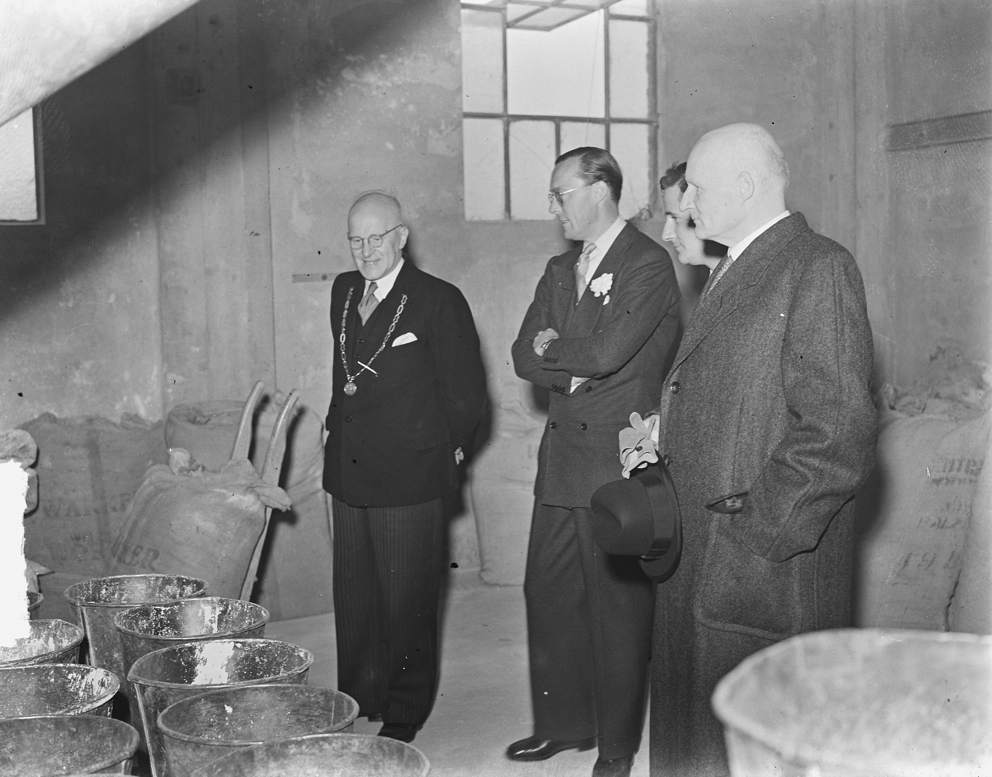 Fotocollectie Anefo — Prins Bernhard in linoleumfabriek Krommenie — Foto: Winterbergen, Rolf / Anefo. Licentie: Set B: Rechtenvrij / Publiek Domein. Bron: Nationaal Archief. http://hdl.handle.net/10648/a8cb16cc-d0b4-102d-bcf8-003048976d84