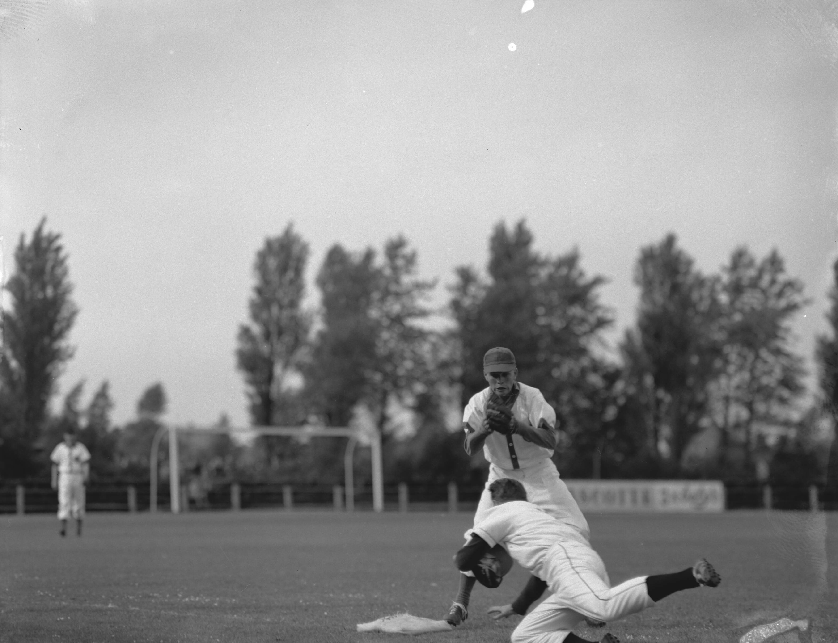 Fotocollectie Anefo — Honkbal. EDO tegen OVVO. Spelmoment, derde honkman Munnik probeert Mollemeyer uit te tikken — Foto: Rossem, Wim van / Anefo. Licentie: Set B: Rechtenvrij / Publiek Domein. Bron: Nationaal Archief. http://hdl.handle.net/10648/a995bae4-d0b4-102d-bcf8-003048976d84