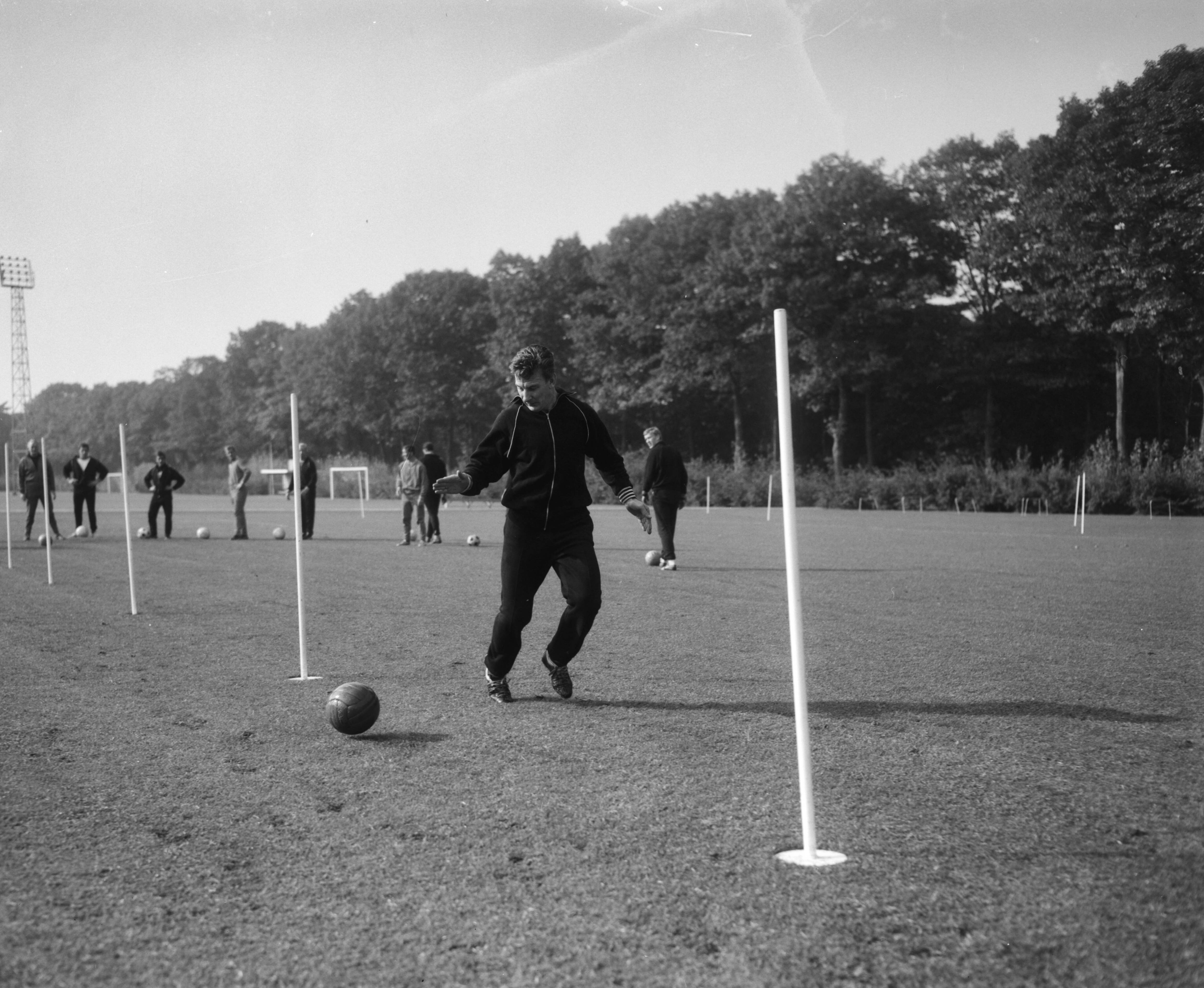 Training van het Nederlands elftal op het sportcentrum van de KNVB te Zeist — Voetballer Co Prins tijdens de training — Foto: Bilsen, Joop van / Anefo. Licentie: Set B: Rechtenvrij / Publiek Domein. Bron: Nationaal Archief. http://hdl.handle.net/10648/aac62c3c-d0b4-102d-bcf8-003048976d84