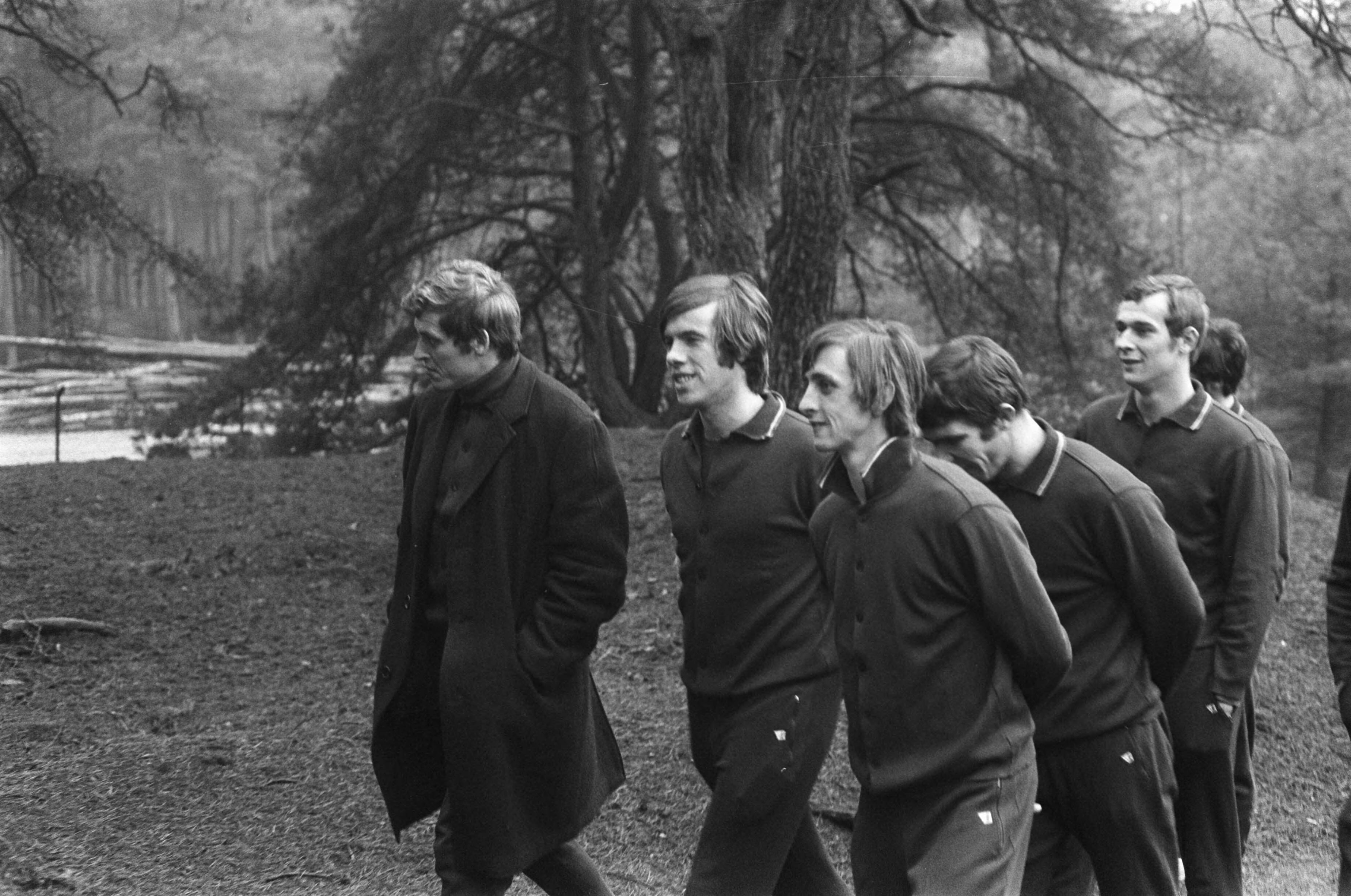 Fotocollectie Anefo — Training Nederlands elftal, dat tegen Engeland zal spelen in KNVB-sportcentrum te Zeist. — Foto: Mieremet, Rob / Anefo. Licentie: Set B: Rechtenvrij / Publiek Domein. Bron: Nationaal Archief. http://hdl.handle.net/10648/ab88ad8e-d0b4-102d-bcf8-003048976d84