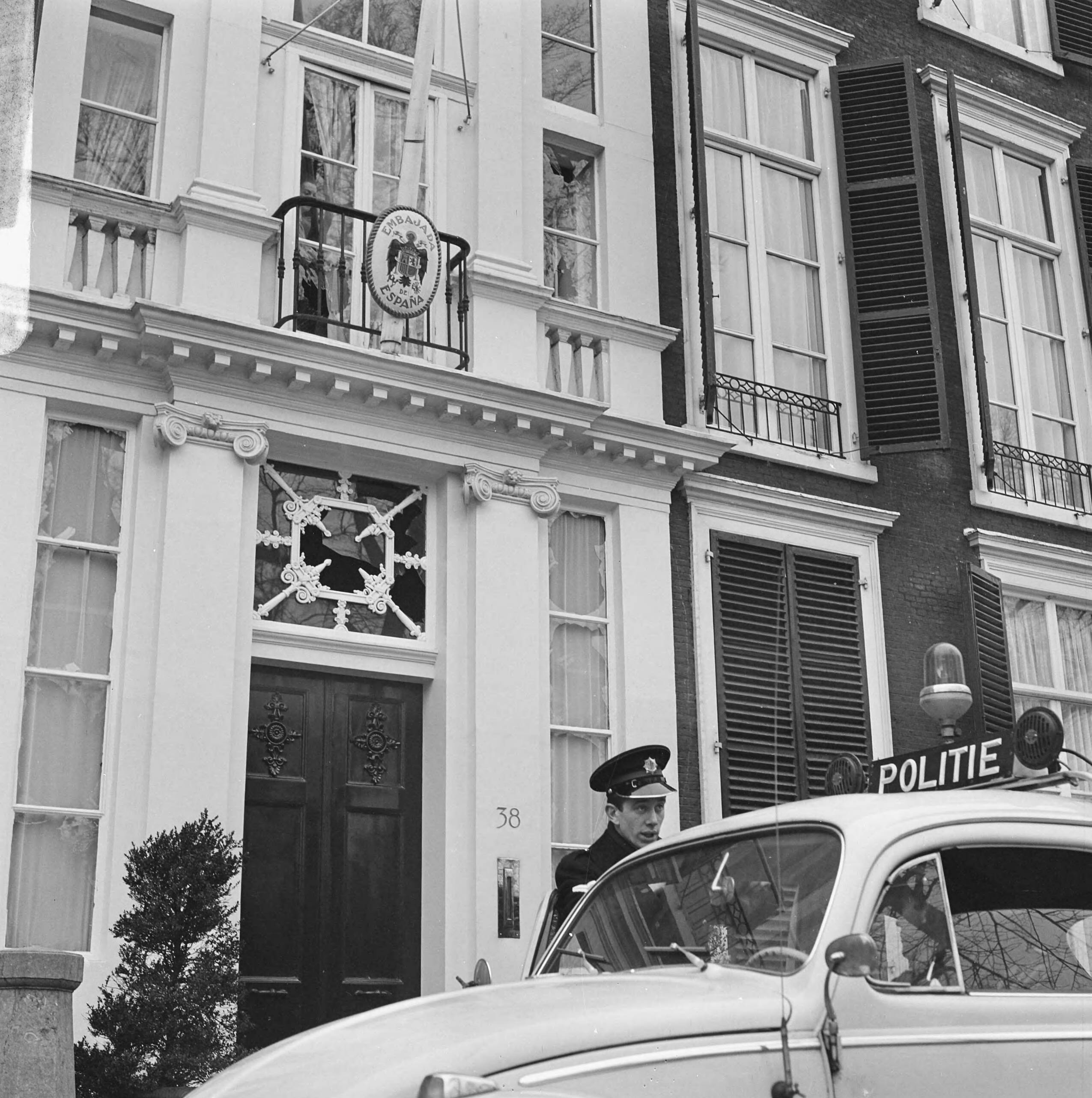 Fotocollectie Anefo — Bomaanslagen op ambassades te Den Haag . De Spaanse ambassade werden ruiten vernield — Foto: Behrens, Herbert F. / Anefo. Licentie: Set B: Rechtenvrij / Publiek Domein. Bron: Nationaal Archief. http://hdl.handle.net/10648/ab38357a-d0b4-102d-bcf8-003048976d84