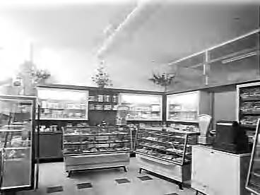 Fotocollectie Anefo — Opdrachten Fa. Koning in Haarlem (verlichte etalages en interieur winkel) — Foto: Pot, Harry / Anefo. Licentie: Set B: Rechtenvrij / Publiek Domein. Bron: Nationaal Archief. http://hdl.handle.net/10648/a966f9b6-d0b4-102d-bcf8-003048976d84