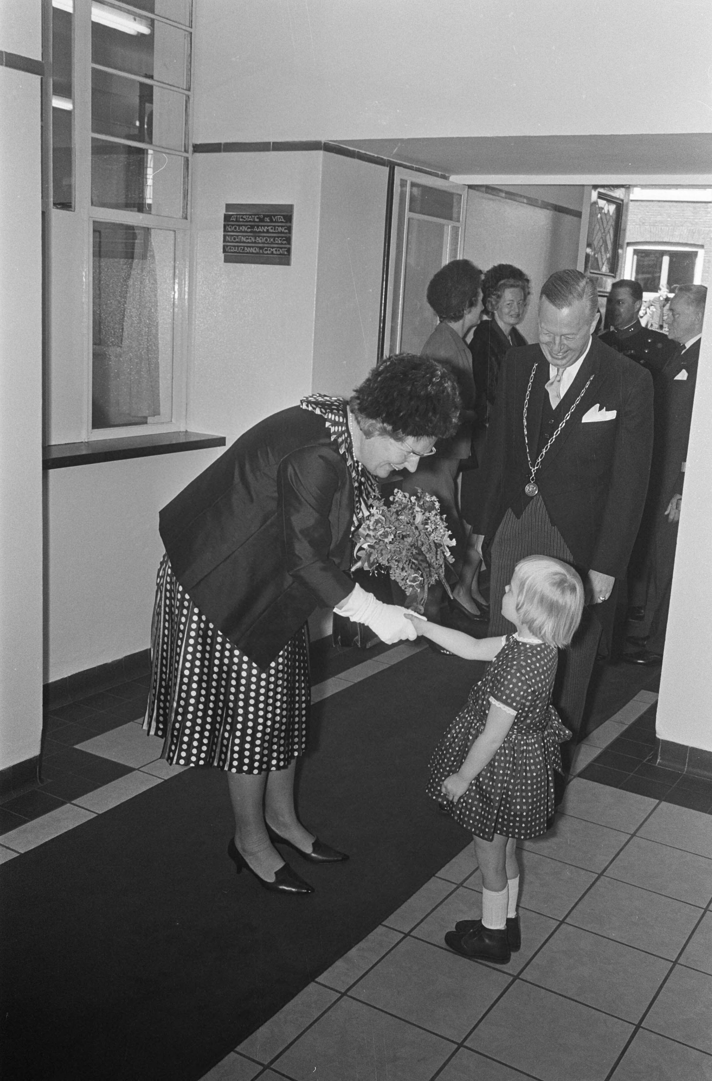 Fotocollectie Anefo — Koningin Juliana in Voorburg, Hare Majesteit krijgt bloemen. Rechts burgemeester A. Feith — Foto: Koch, Eric / Anefo. Licentie: Set B: Rechtenvrij / Publiek Domein. Bron: Nationaal Archief. http://hdl.handle.net/10648/aae74f8e-d0b4-102d-bcf8-003048976d84