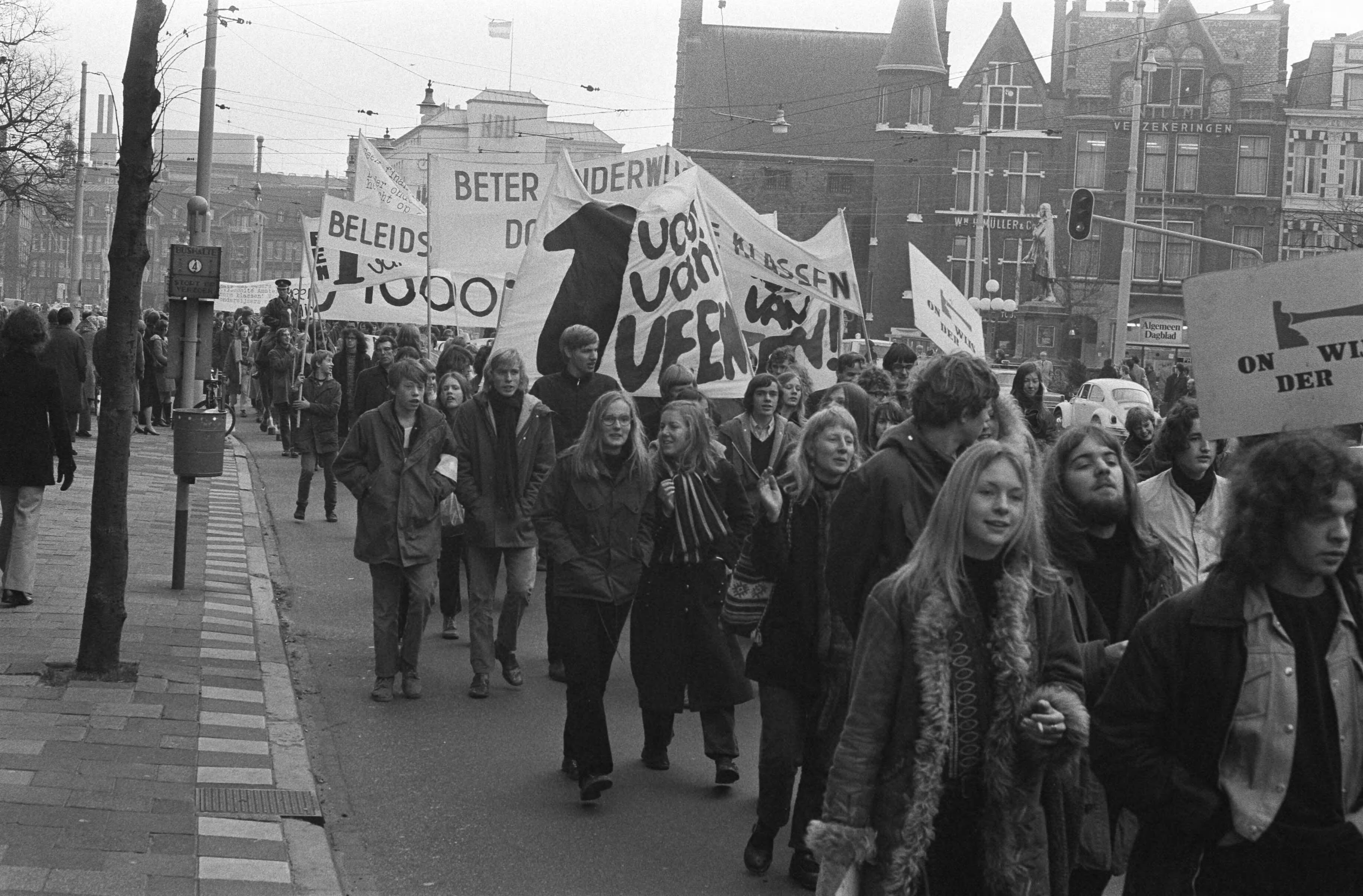 Fotocollectie Anefo — Demonstratie in Den Haag tegen onderwijsbegroting — Foto: Verhoeff, Bert / Anefo. Licentie: Set B: Rechtenvrij / Publiek Domein. Bron: Nationaal Archief. http://hdl.handle.net/10648/abdb24ba-d0b4-102d-bcf8-003048976d84