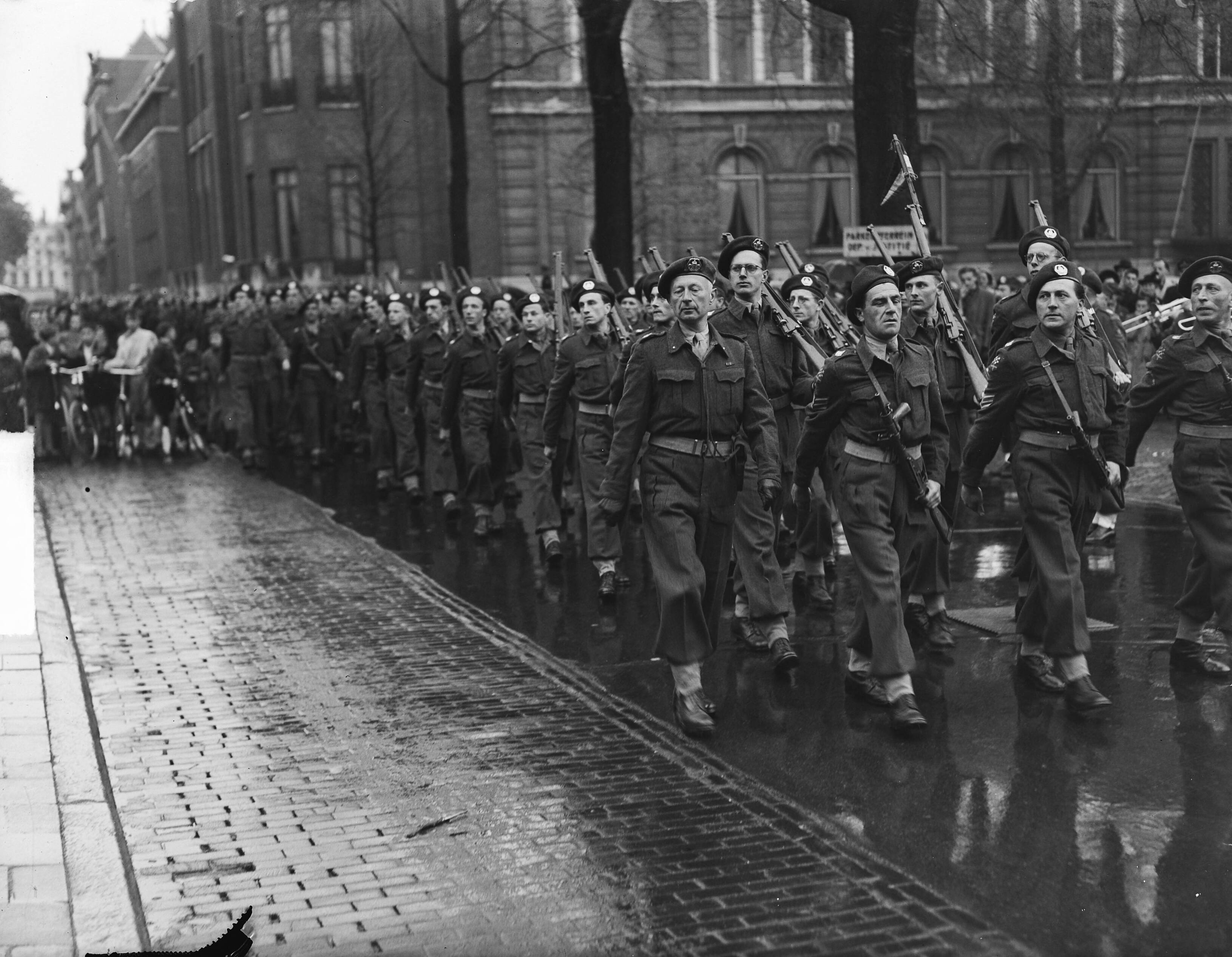 Fotocollectie Anefo — Nationale Reserve defilé in Den Haag — Foto: Oorschot, […] van / Anefo. Licentie: Set B: Rechtenvrij / Publiek Domein. Bron: Nationaal Archief. http://hdl.handle.net/10648/a8d7b21a-d0b4-102d-bcf8-003048976d84