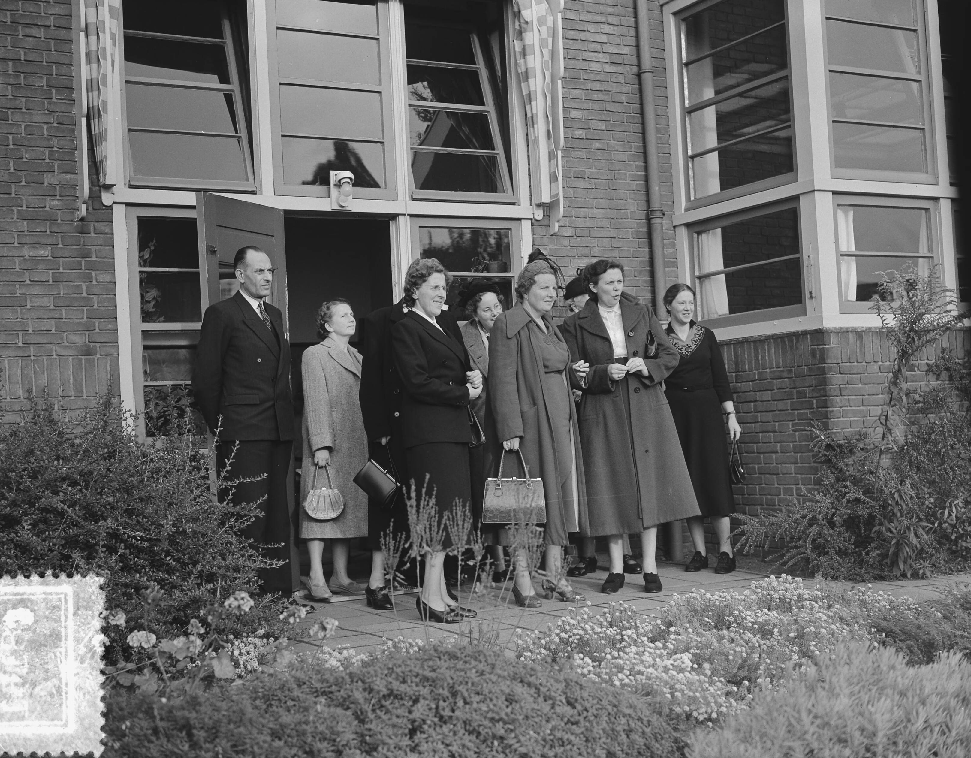 Bezoek van koningin Juliana aan de de Rijkslandbouwhuishoudschool "Nieuw Rollecate" te Deventer — Foto: Bilsen, Joop van / Anefo. — Licentie: Set B: Rechtenvrij / Publiek Domein. Bron: Nationaal Archief. http://hdl.handle.net/10648/a8f0ea8c-d0b4-102d-bcf8-003048976d84