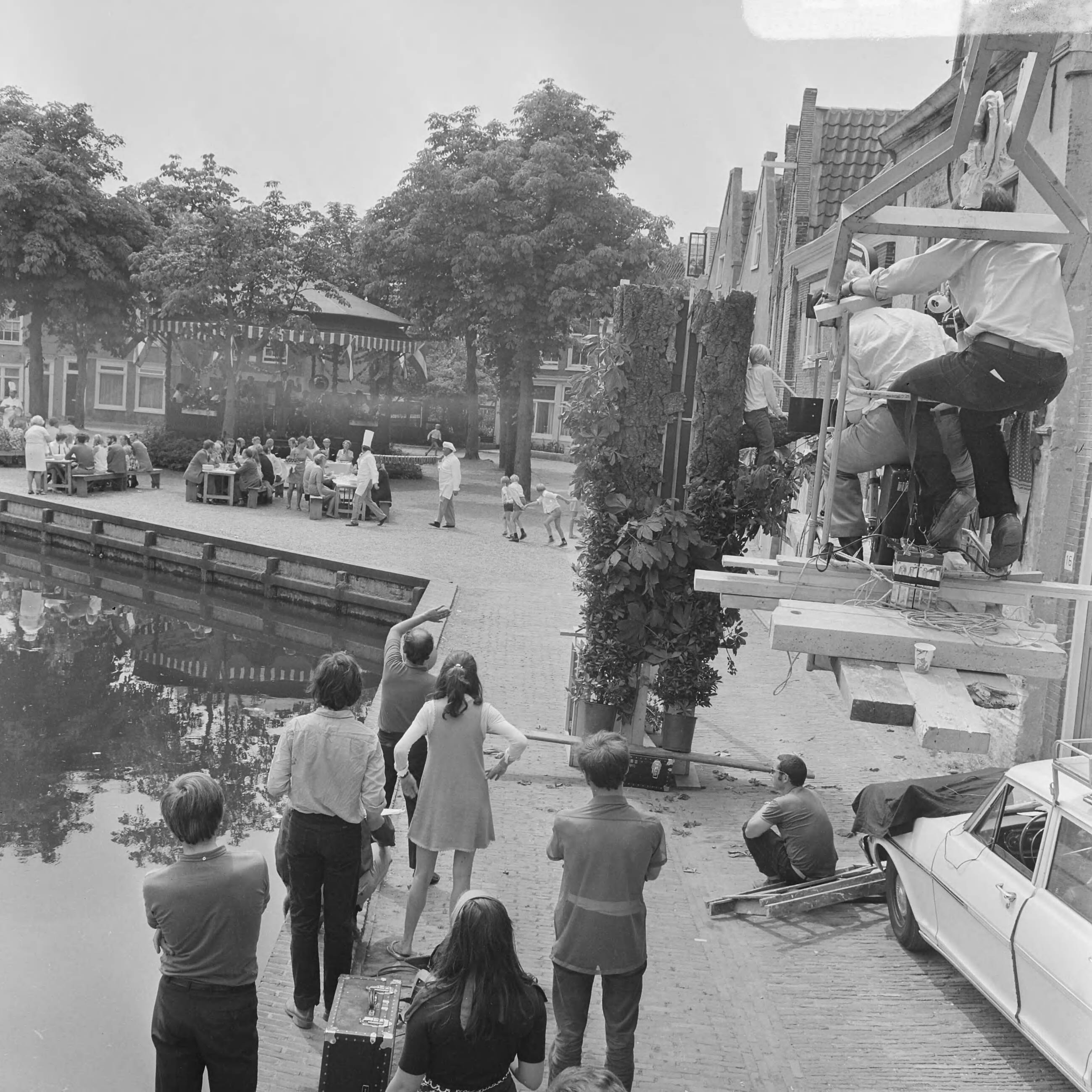 De filmploeg van Jan Vrijman maakt een film over een boerenbruiloft in Spaarndam — Spaarndam|Noord-Holland|film |bruiloften|Vrijmanm, Jan — Foto: Evers, Joost / Anefo. Licentie: Set B: Rechtenvrij / Publiek Domein. Bron: Nationaal Archief. http://hdl.handle.net/10648/ab7469aa-d0b4-102d-bcf8-003048976d84