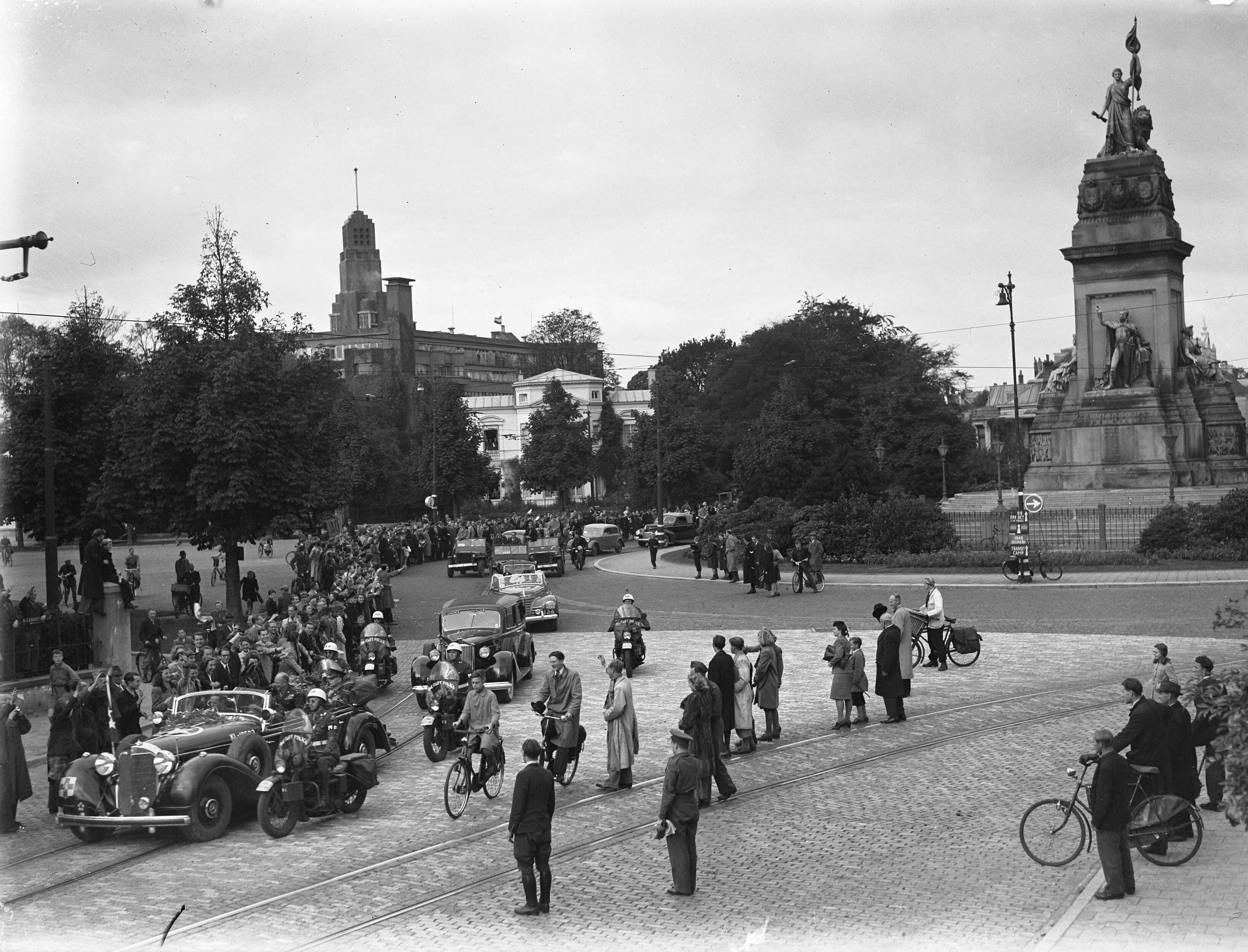Fotocollectie Anefo — Eisenhower in Den Haag. Plein 1813 — Foto: Fotograaf Onbekend / Anefo. Licentie: Set B: Rechtenvrij / Publiek Domein. Bron: Nationaal Archief. http://hdl.handle.net/10648/ac1cdac2-d0b4-102d-bcf8-003048976d84