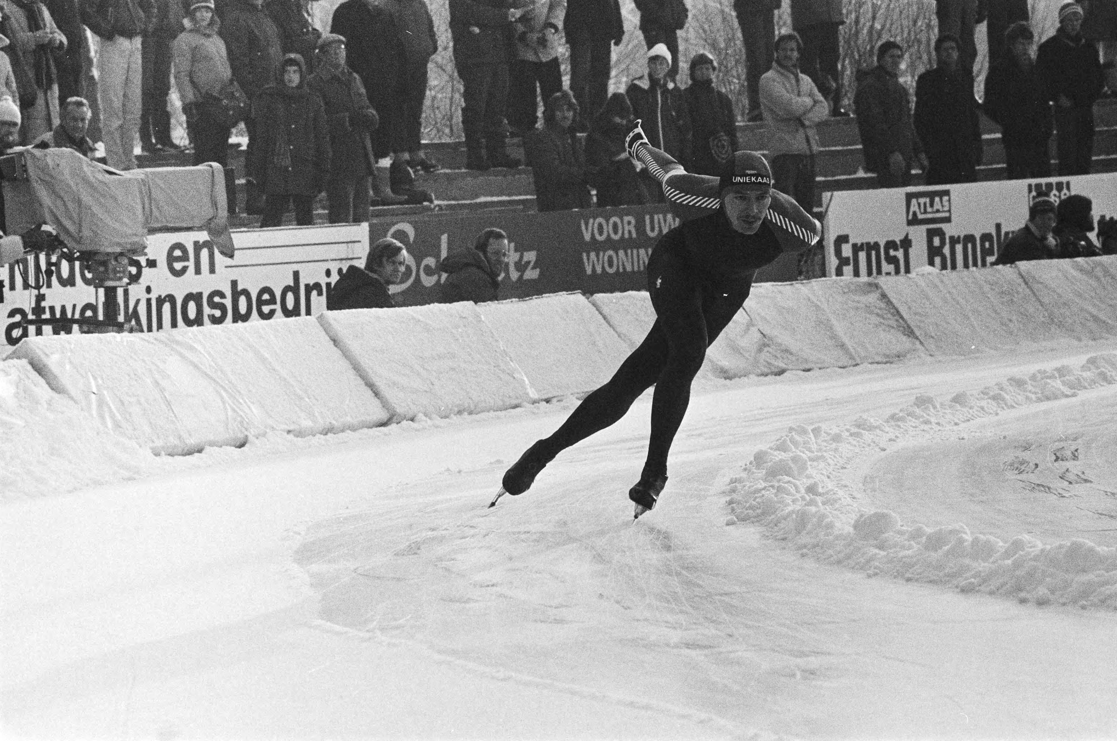 Fotocollectie Anefo — Schaatsinterland Nederland tegen Noorwegen in Groningen. Hilbert van der Duim in actie — Foto: Dijk, Hans van / Anefo. Licentie: Set B: Rechtenvrij / Publiek Domein. Bron: Nationaal Archief. http://hdl.handle.net/10648/ad0bdcd0-d0b4-102d-bcf8-003048976d84