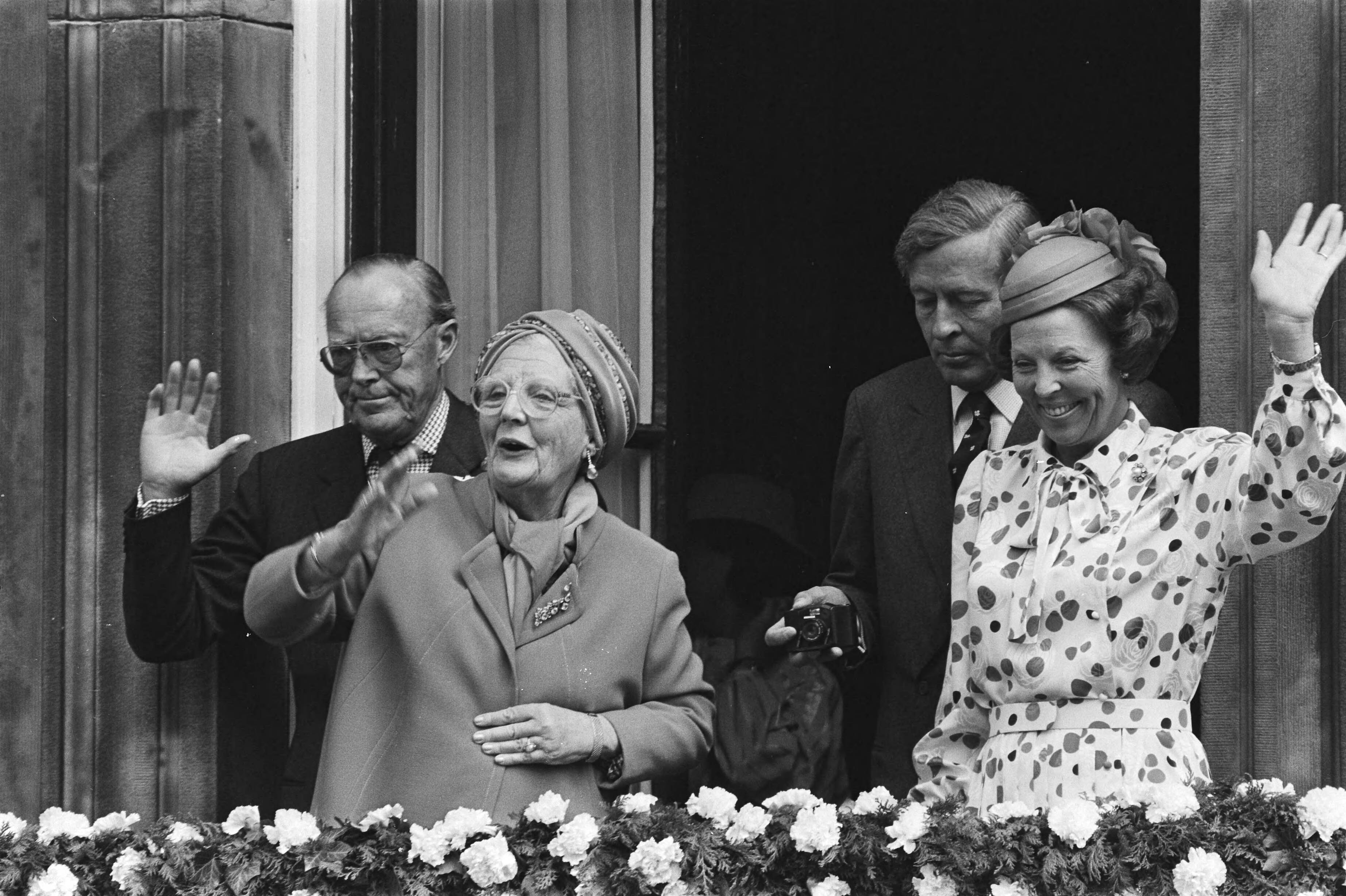Fotocollectie Anefo — Koninginnedag 1984 in Den Haag ; Koningin Beatrix (r) zwaaiend, Prins Claus fotografeert onopvallend de menigte — Foto: Antonisse, Marcel / Anefo. Licentie: Set B: Rechtenvrij / Publiek Domein. Bron: Nationaal Archief. http://hdl.handle.net/10648/ad3803be-d0b4-102d-bcf8-003048976d84
