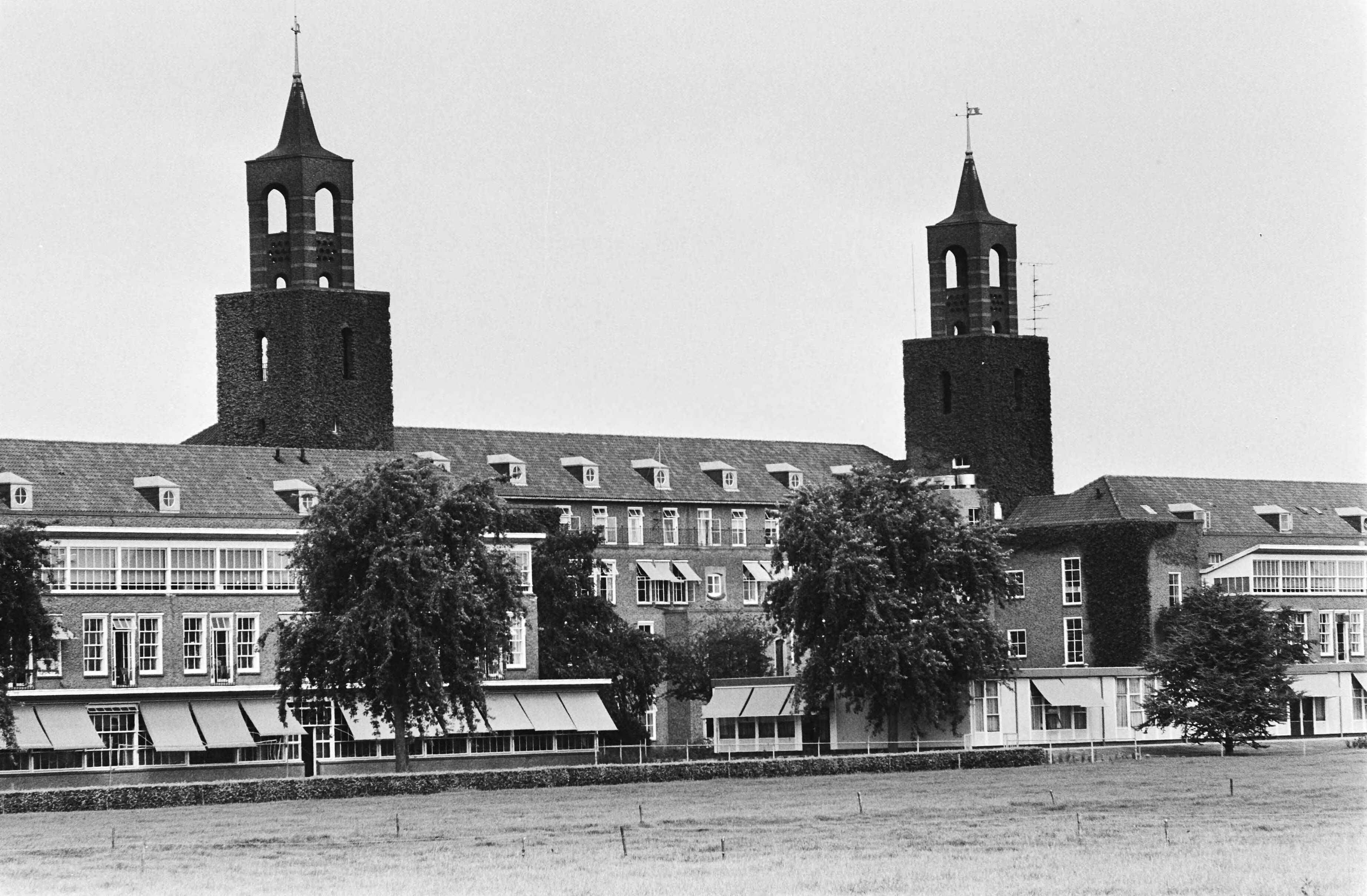 Problemen hartkliniek De Klokkenberg te Breda — Exterieur van De Klokkenberg — Foto: Antonisse, Marcel / Anefo. Licentie: Set B: Rechtenvrij / Publiek Domein. Bron: Nationaal Archief. http://hdl.handle.net/10648/ace5db84-d0b4-102d-bcf8-003048976d84