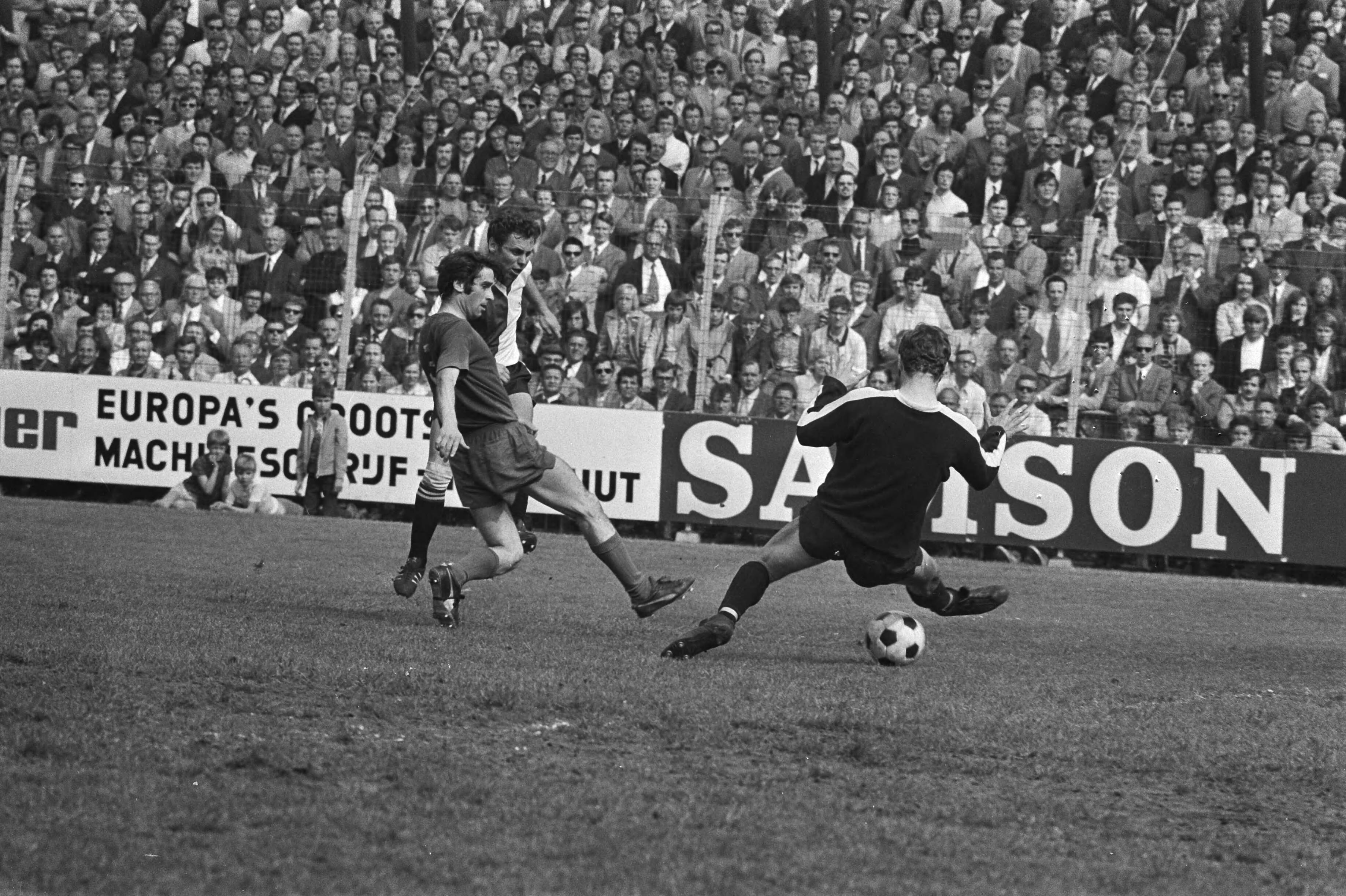NAC tegen Feyenoord 1-3, doelpunt — Spelmoment met een doelpunt — Foto: Fotograaf Onbekend / Anefo. Licentie: Set B: Rechtenvrij / Publiek Domein. Bron: Nationaal Archief. http://hdl.handle.net/10648/abbf954c-d0b4-102d-bcf8-003048976d84