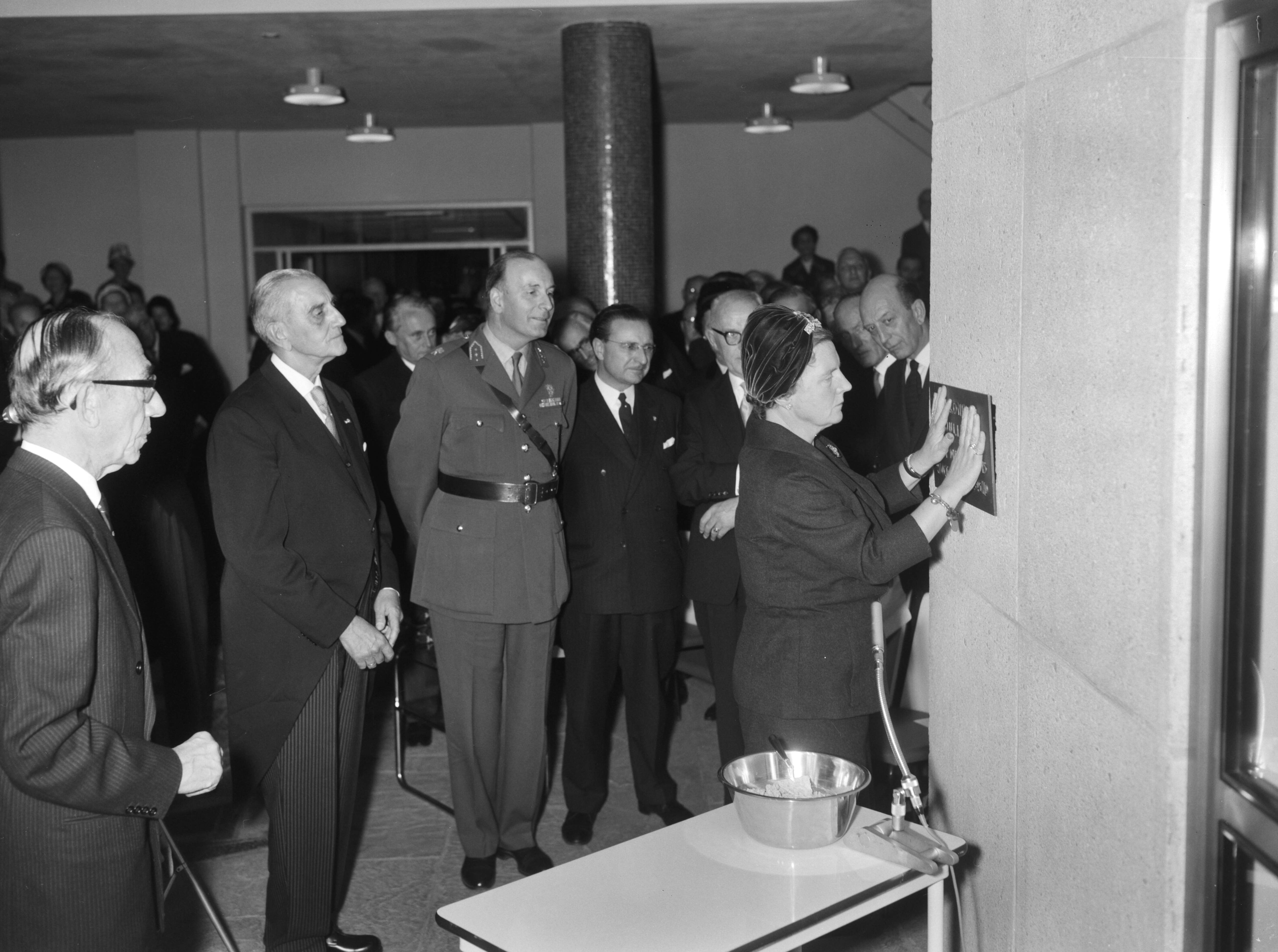 Fotocollectie Anefo — Koningin Juliana opent het Rode Kruis Ziekenhuis in Den Haag — Foto: Bilsen, Joop van / Anefo. Licentie: Set B: Rechtenvrij / Publiek Domein. Bron: Nationaal Archief. http://hdl.handle.net/10648/a9bcffdc-d0b4-102d-bcf8-003048976d84