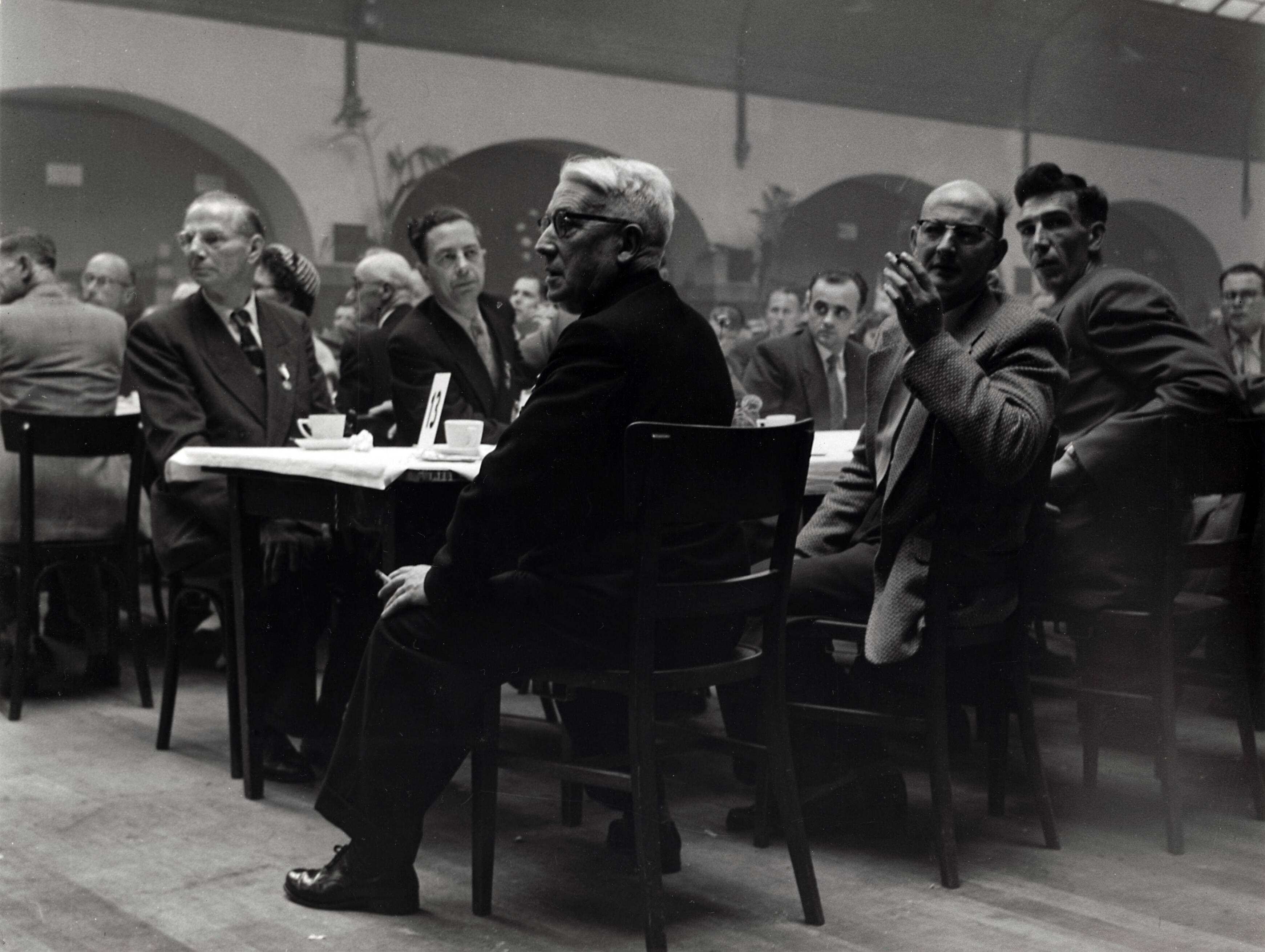 Collectie nader te bepalen — [50-jarig jubileum N.V. De Spaarnestad. Feestelijk ontbijt voor het personeel in het Krelagehuis te Haarlem] — Foto: Fotograaf Onbekend / Fotobureau onbekend / Spaarnestad Photo (05887). Licentie: Set B: Rechtenvrij / Publiek Domein. Bron: Nationaal Archief. http://hdl.handle.net/10648/35429da6-3a73-a382-e063-6df0900a6686