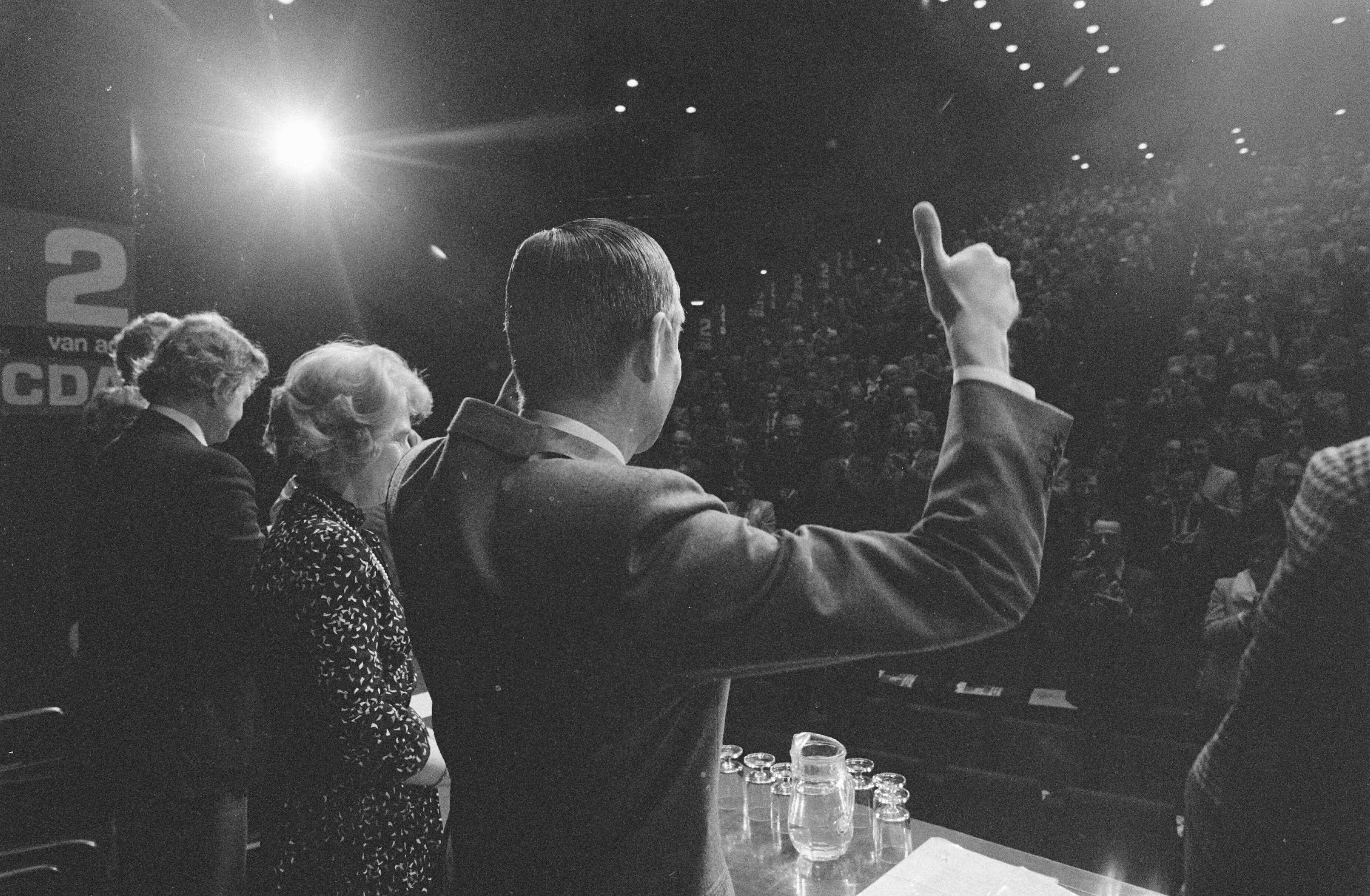 Fotocollectie Anefo — CDA-bijeenkomst in Jaarbeurs congrescentrum te Utrecht, begin verkiezingscampagne, Premier Van Agt — Foto: Dijk, Hans van / Anefo. Licentie: Set B: Rechtenvrij / Publiek Domein. Bron: Nationaal Archief. http://hdl.handle.net/10648/ad7c3804-d0b4-102d-bcf8-003048976d84