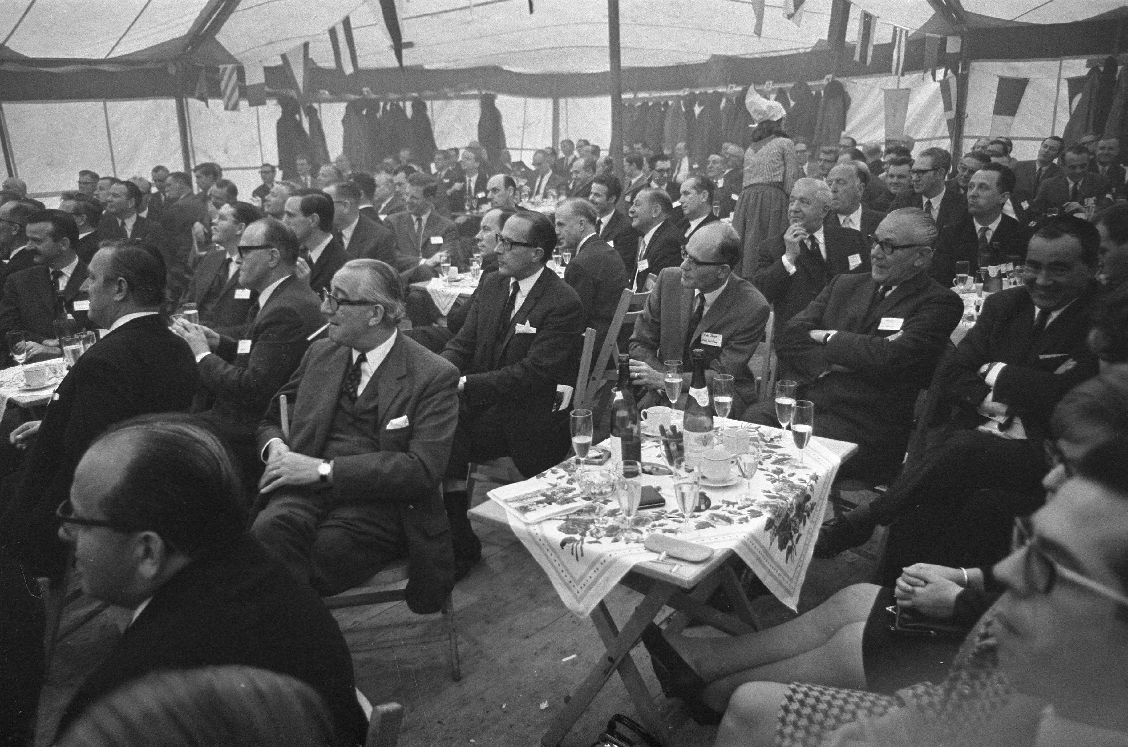 Fotocollectie Anefo — Prins Bernhard opende "Neclenburgh" drive-in voor Exportvoorlichting te Soest — Foto: Kroon, Ron / Anefo. Licentie: Set B: Rechtenvrij / Publiek Domein. Bron: Nationaal Archief. http://hdl.handle.net/10648/ab557ea0-d0b4-102d-bcf8-003048976d84