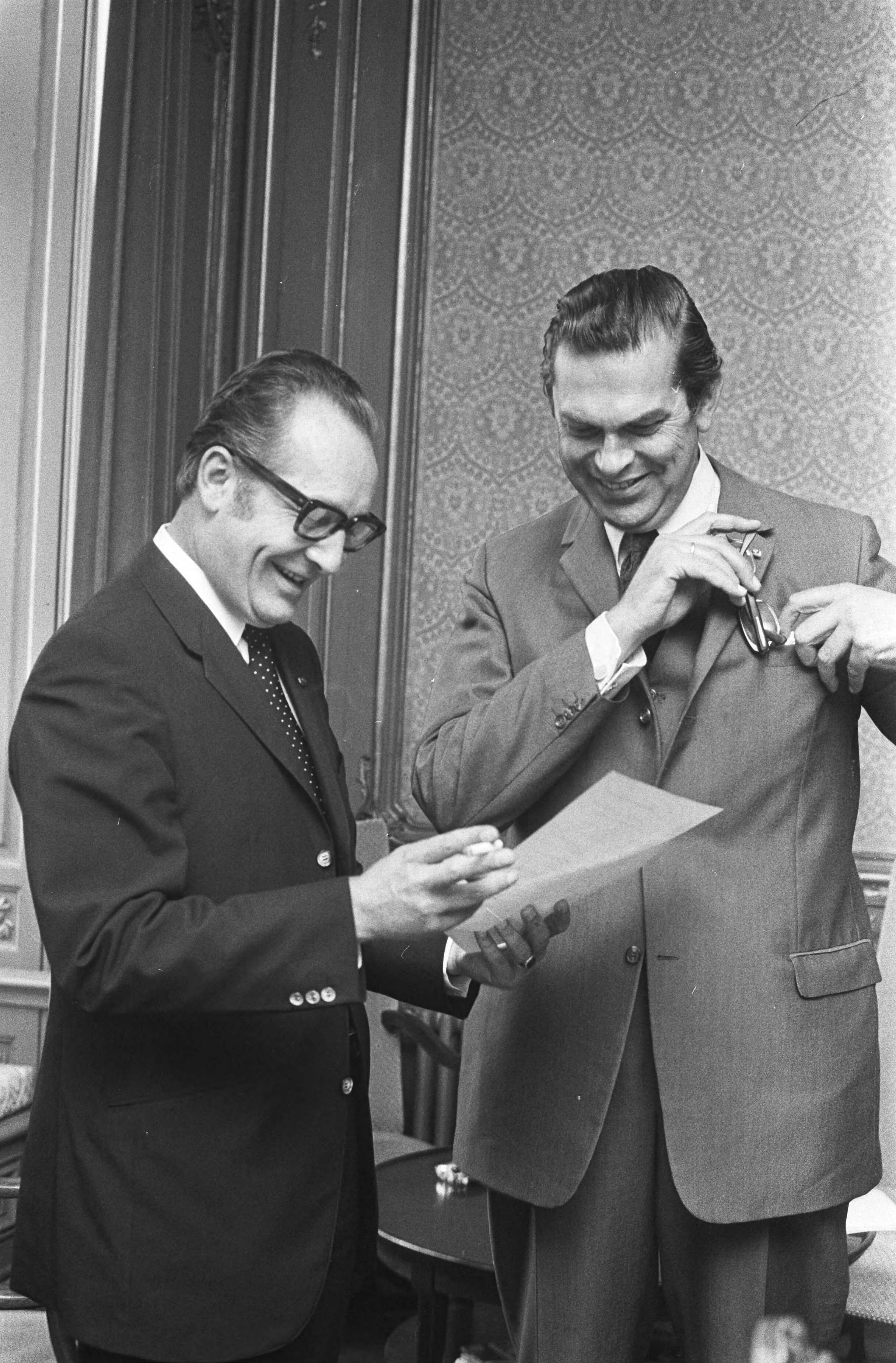 Fotocollectie Anefo — Minister Biesheuvel ontvangt kandidaat-ministers, Den Haag , rechts Biesheuvel en links minister Engels van CRM — Foto: Verhoeff, Bert / Anefo. Licentie: Set B: Rechtenvrij / Publiek Domein. Bron: Nationaal Archief. http://hdl.handle.net/10648/abc50f04-d0b4-102d-bcf8-003048976d84