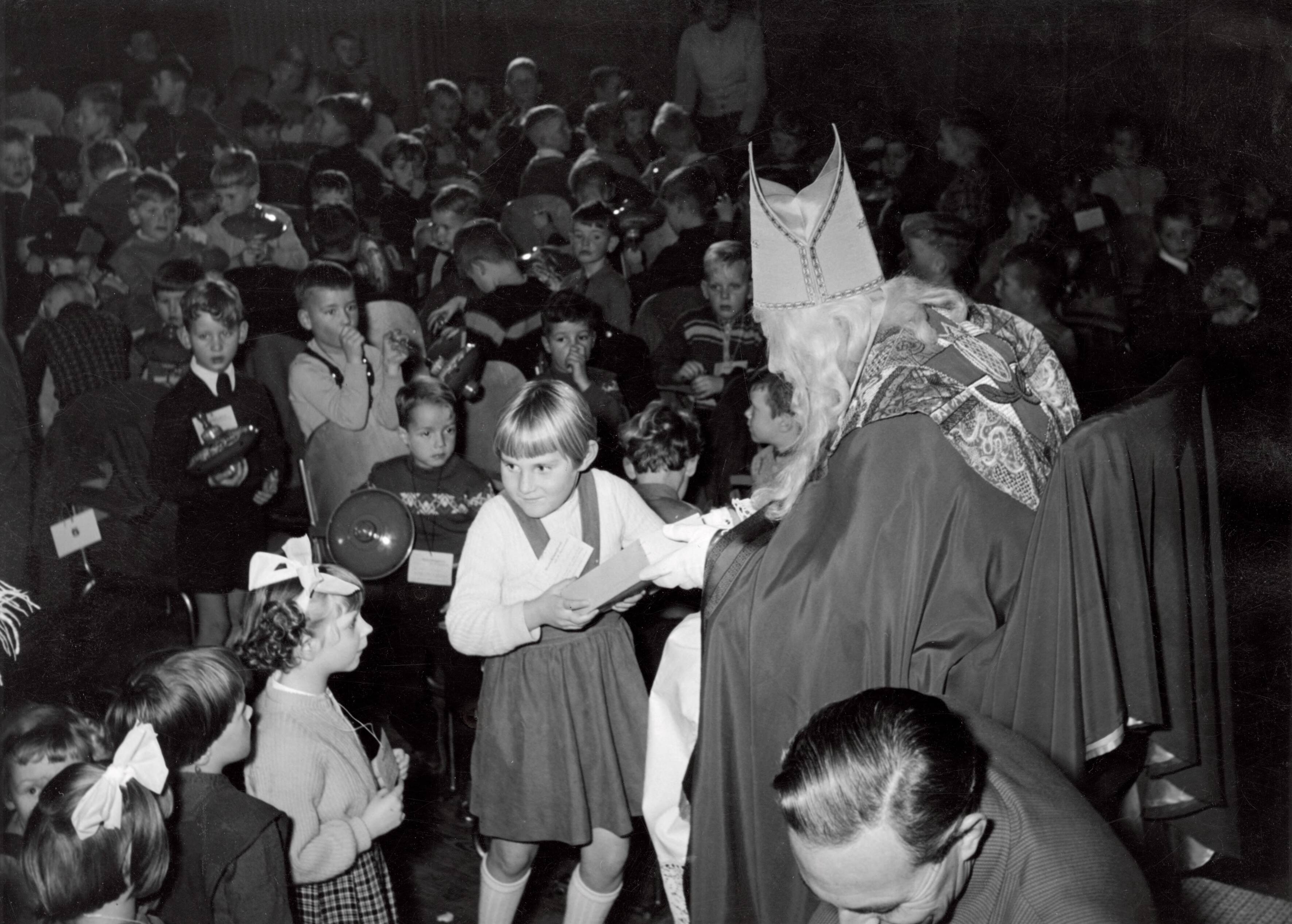 Collectie nader te bepalen — [Sinterklaasfeest N.V. Drukkerij De Spaarnestad in Haarlem] — Foto: Fotograaf Onbekend / Fotobureau onbekend / Spaarnestad Photo (05887). Licentie: Set B: Rechtenvrij / Publiek Domein. Bron: Nationaal Archief. http://hdl.handle.net/10648/35429da6-405c-a382-e063-6df0900a6686