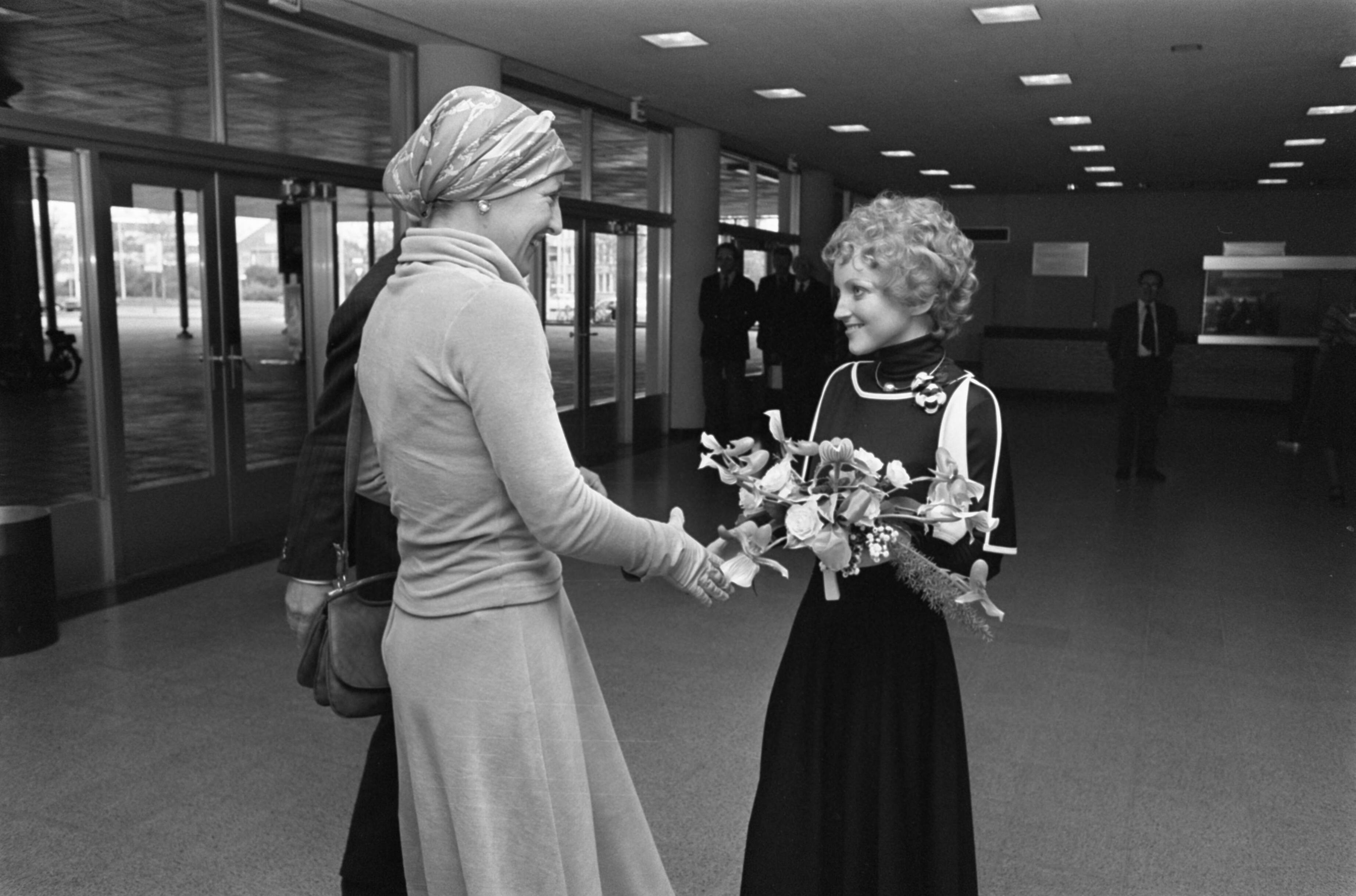 Fotocollectie Anefo — Prinses Margriet woont in Den Haag symposium bij van Rheumabestrijding; Margriet reikt Edaga Stene prijs uit aan mevr. V.d. Tuin Brouwer — Foto: Peters, Hans / Anefo. Licentie: Set B: Rechtenvrij / Publiek Domein. Bron: Nationaal Archief. http://hdl.handle.net/10648/ac8e28f8-d0b4-102d-bcf8-003048976d84
