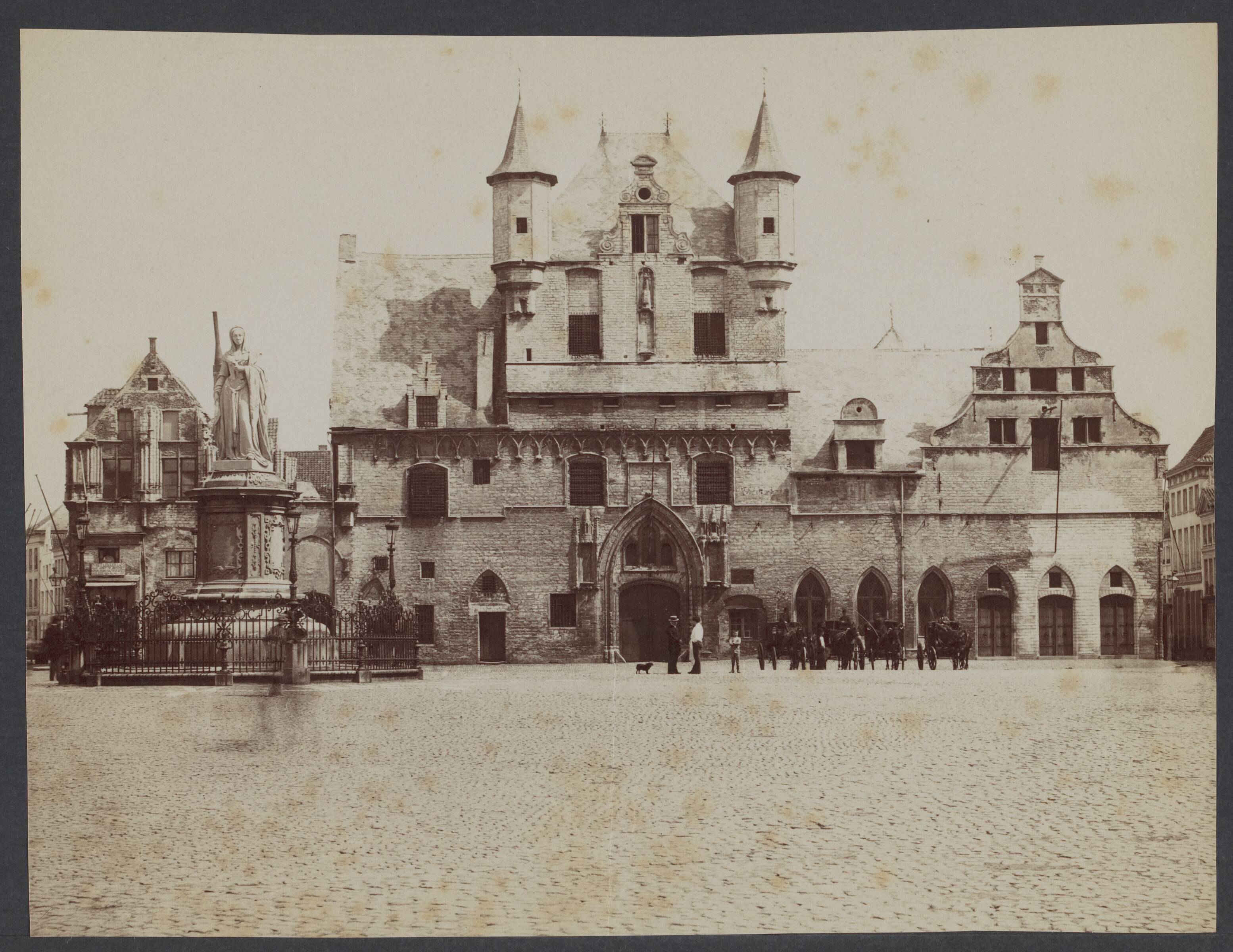 Mechelen — Mechelen. Oostwand van de Grote Markt met v.l.n.r. standbeeld van Margaretha van Oostenrijk, het nog onvoltooide Paleis van de Grote Raad, het Belfort en de Lakenhal. Opname van voor 1900 — Foto: Onbekend / Publiek Domein of Rechtenvrij. Licentie: Set B: Rechtenvrij / Publiek Domein. Bron: Nationaal Archief. http://hdl.handle.net/10648/82fceda3-9381-08f4-4431-0162012ec74e